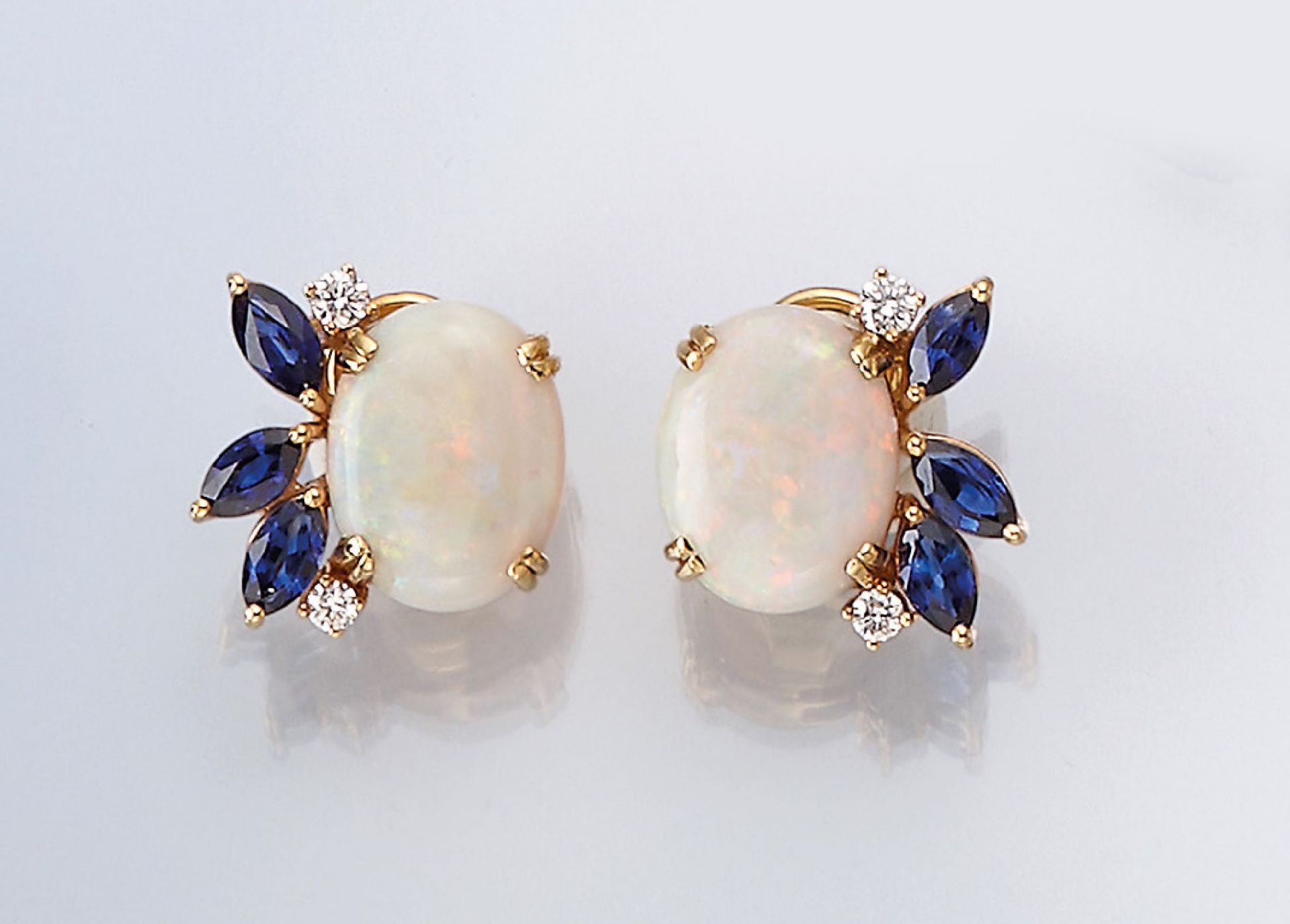 Paar 18 kt Gold Opal-Saphir-Brillant- Ohrstecker, GG