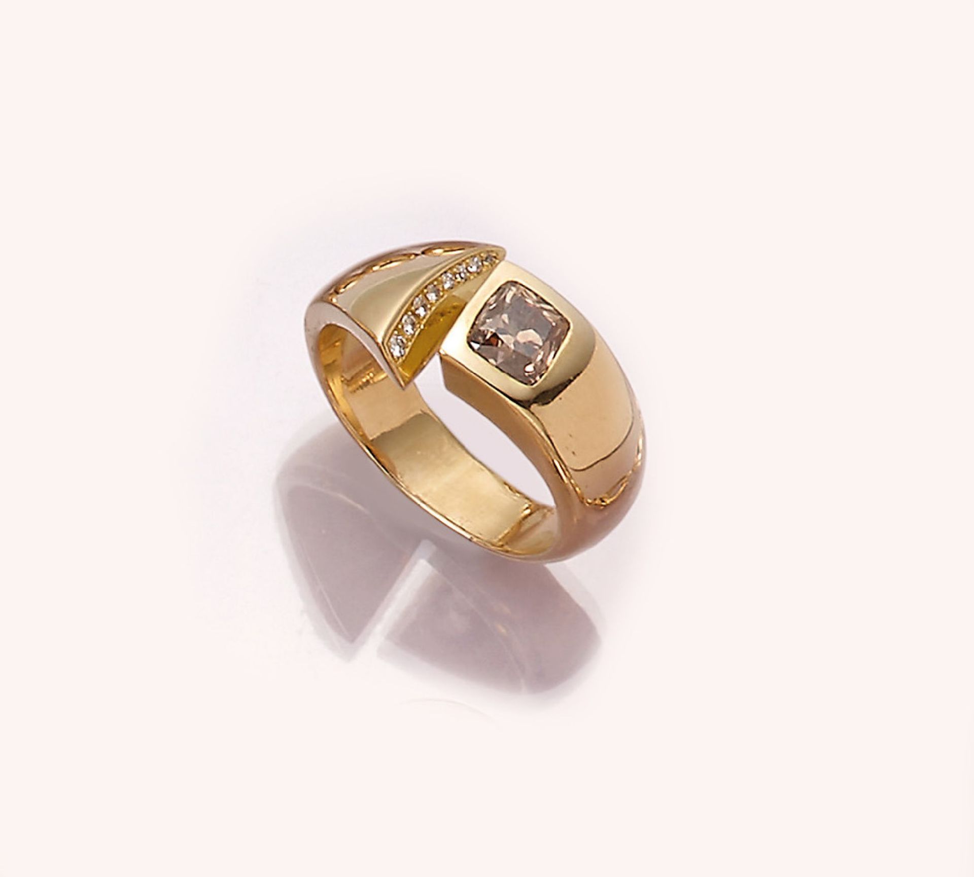18 kt Gold Diamant-Ring, GG 750/000, asymm. Gestaltung,