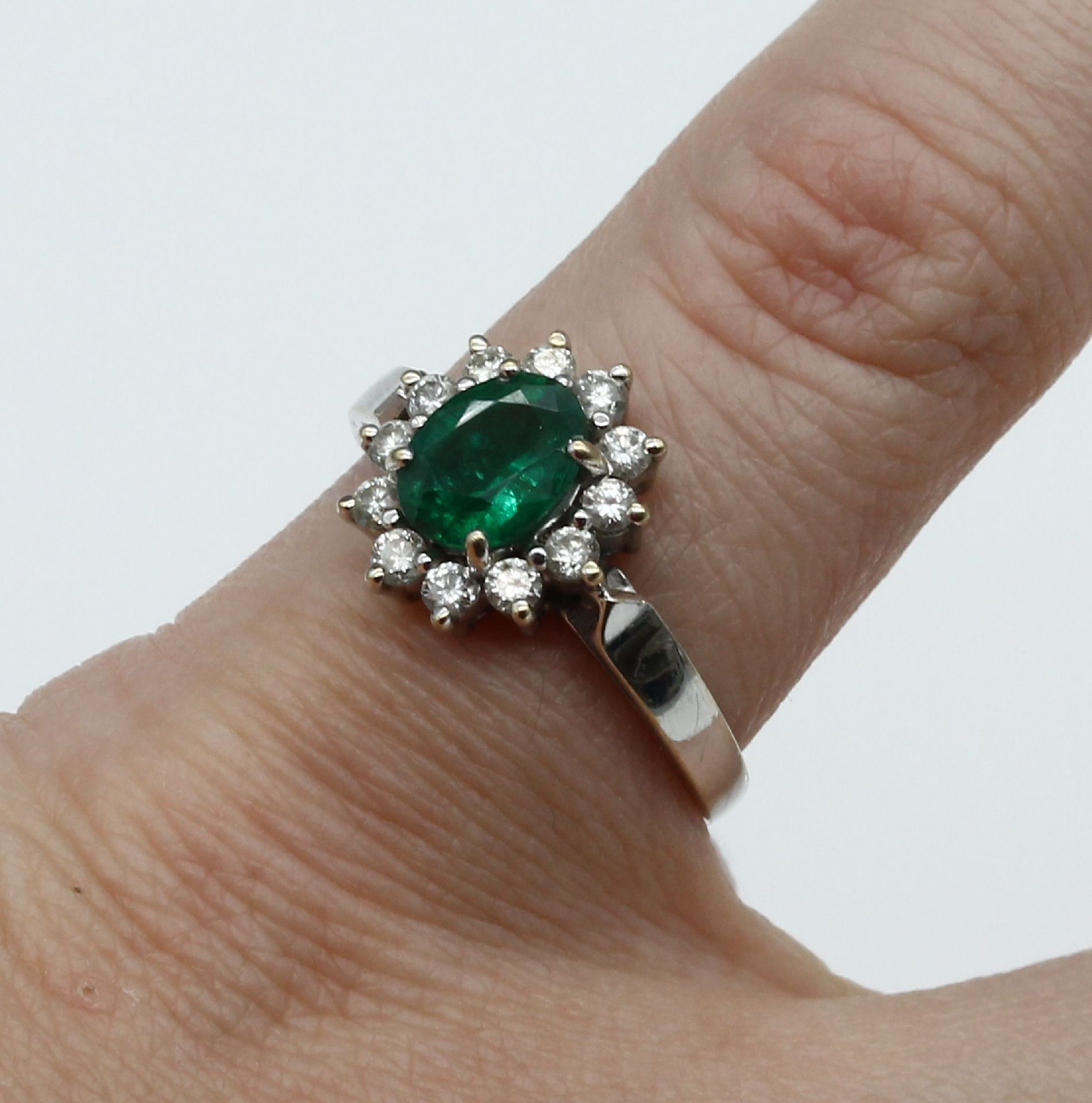 18 kt Gold Smaragd-Brillant-Ring,   WG 750/000, - Bild 2 aus 3