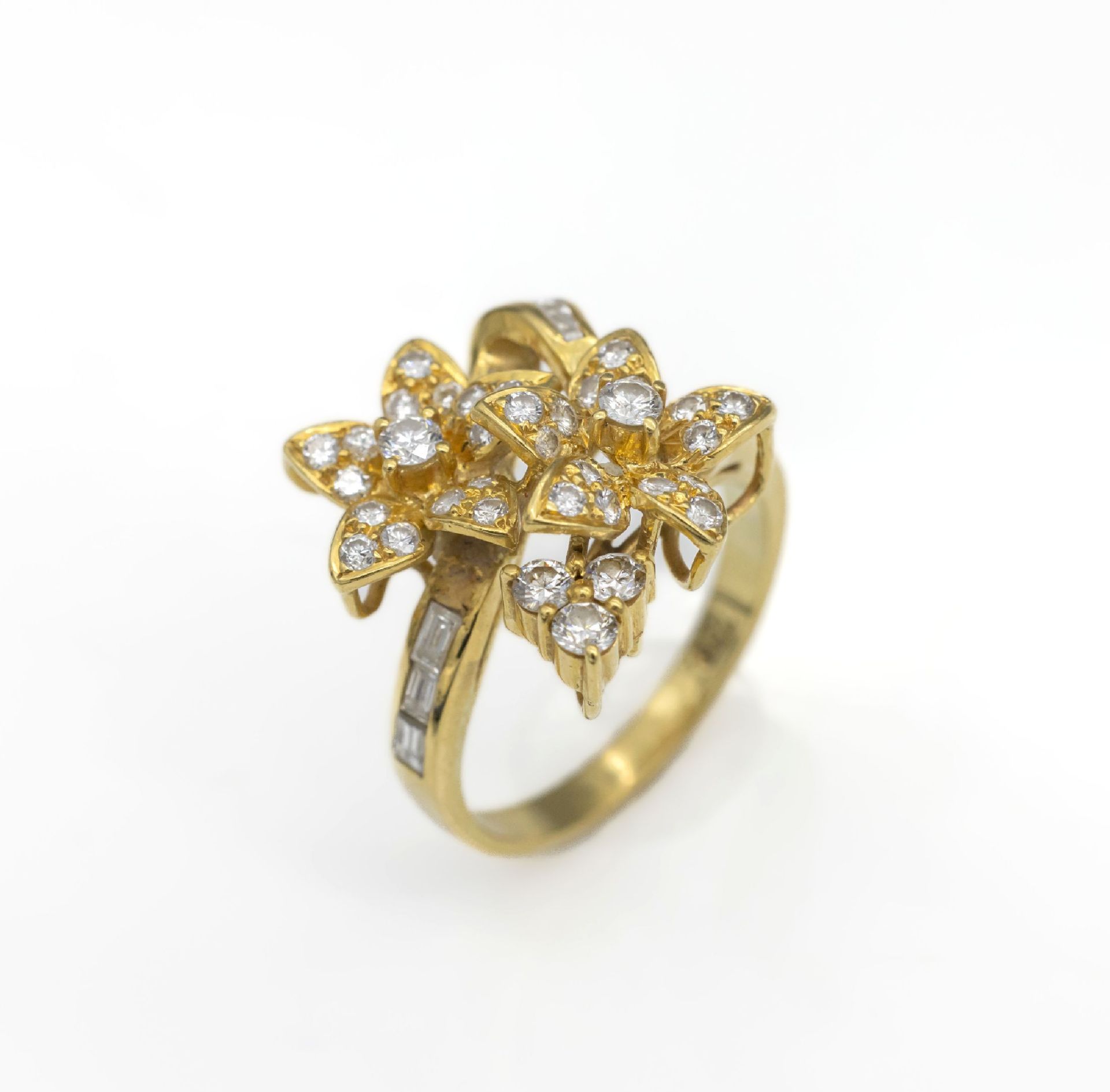 18 kt Gold Diamantring, 'Blüten',   GG 750/ 000, bes. mit