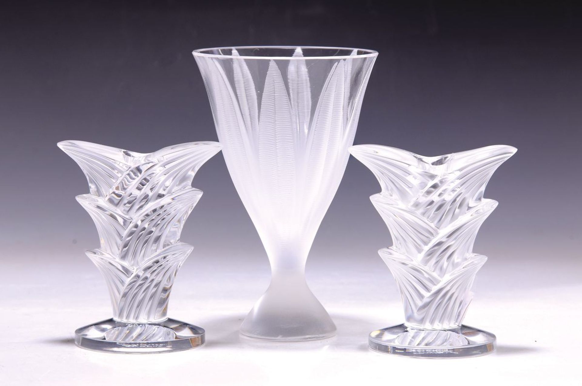 Fußschale und zwei Leuchter, Lalique, 2. Hälfte 20. Jh.,