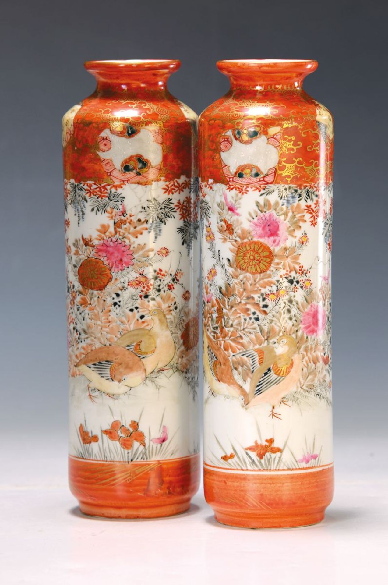 Paar Vasen, Japan, um 1900,  am Boden signiert, floraler