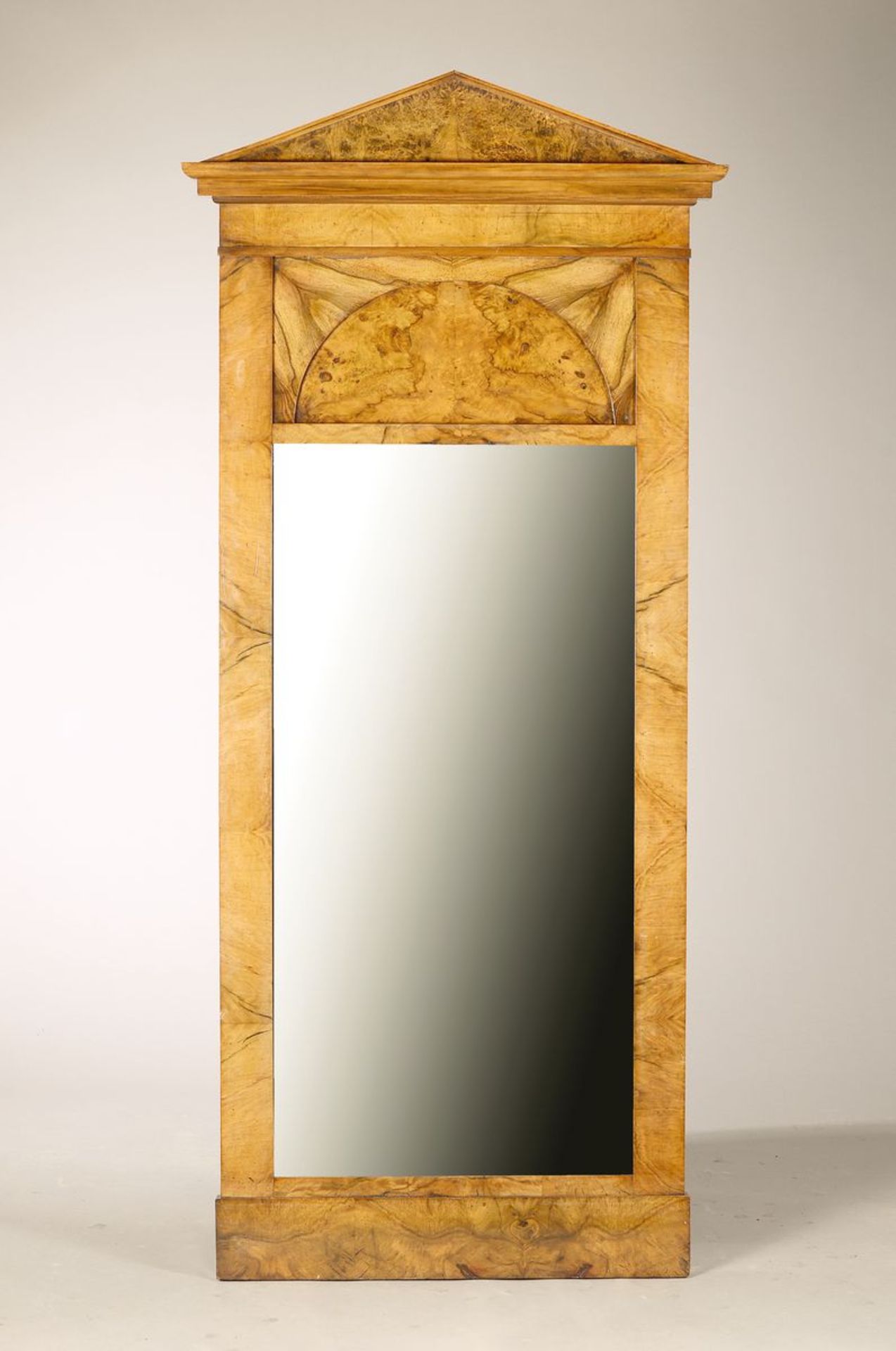 Großer Biedermeier Spiegel, um 1820, Nussbaumfurnier,