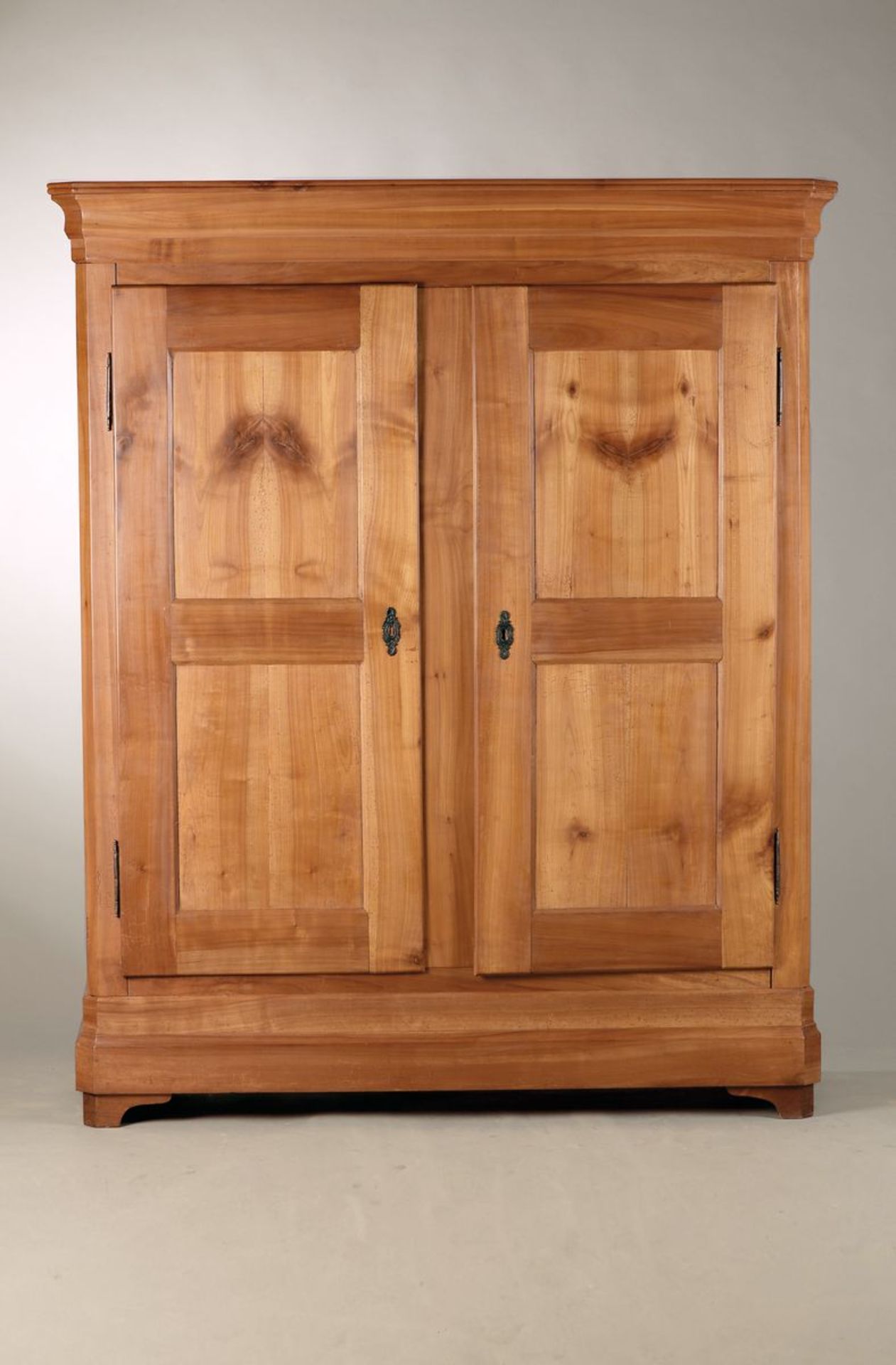 Biedermeier-Schrank, um 1840,  Kirschbaum massiv, achtfach