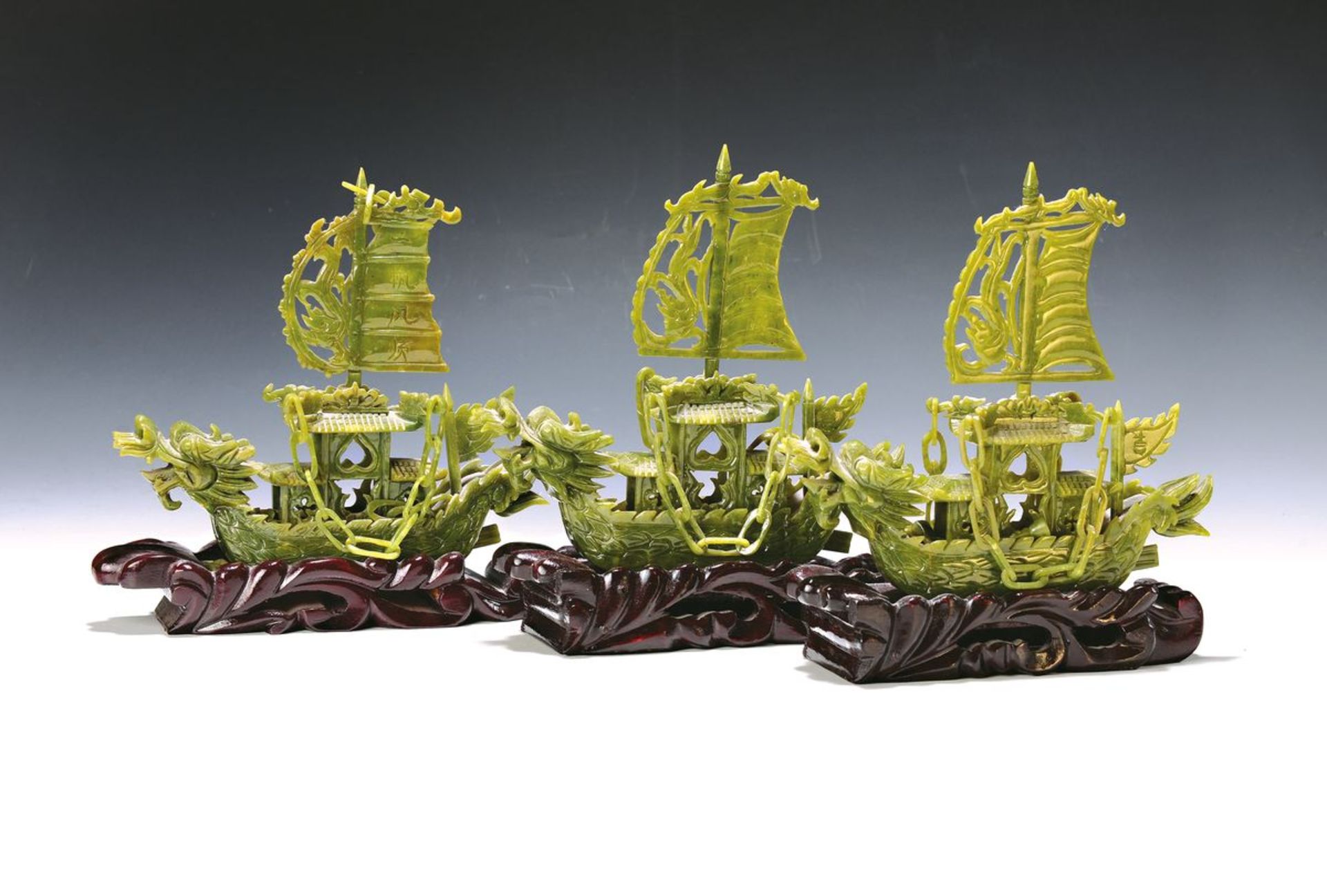 Drei Drachenschiffe, Jade, China 20. JH.,  grün,