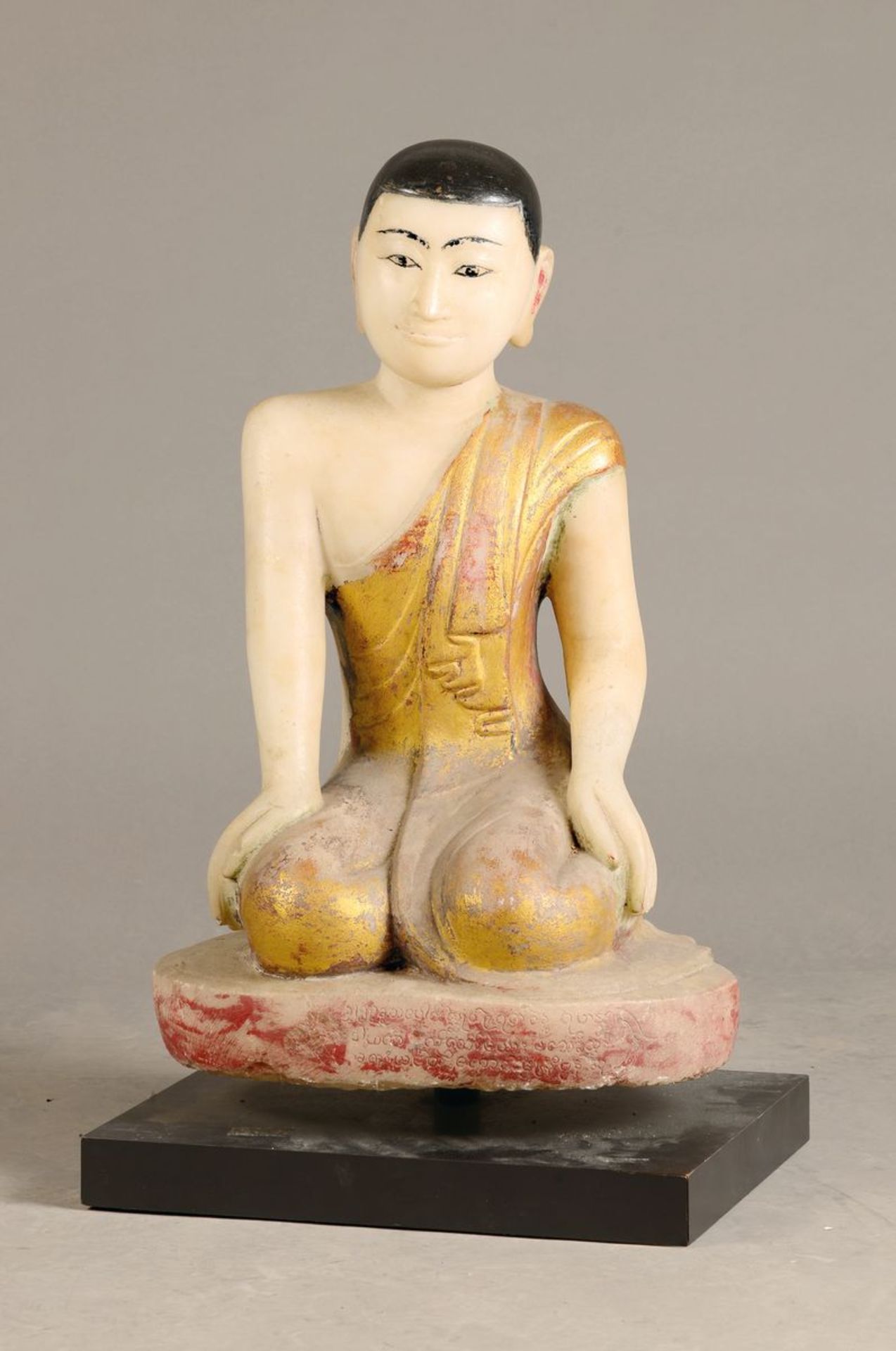 Großer Adorant, Burma, 19. Jh.,  Alabaster, behauen, Reste