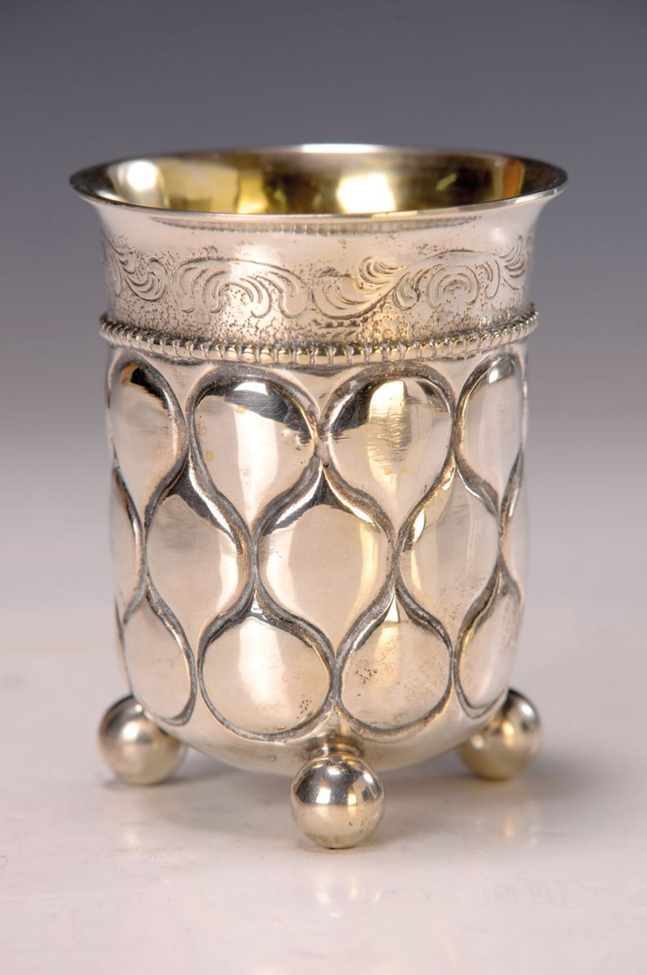 Ananasbecher, deutsch, um 1900,  800er Silber, auf drei