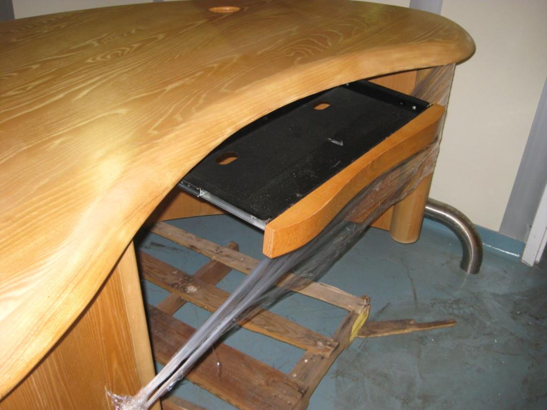 Desk - Image 3 of 5