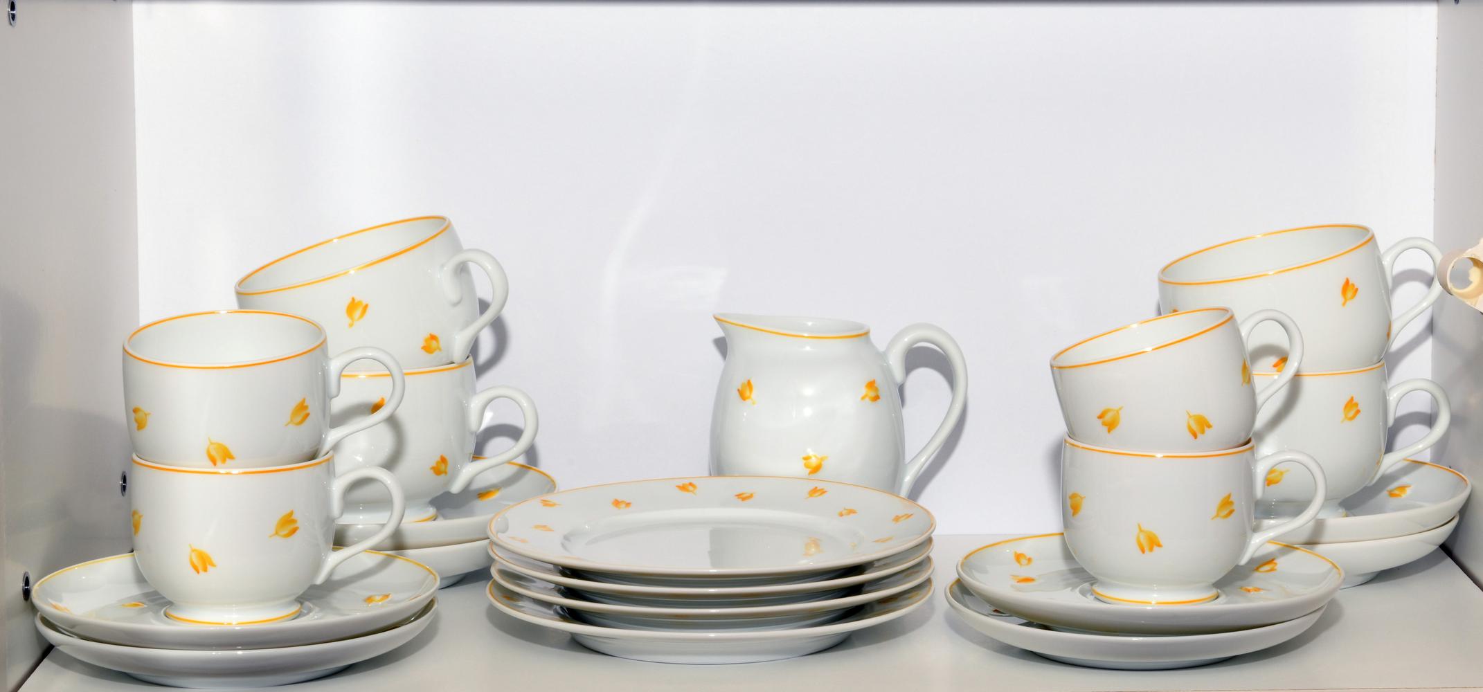 LALIQUE ‘MUGUET’ LIMOGES PORCELAIN TABLE SERVICE, 33 pieces - Image 3 of 5