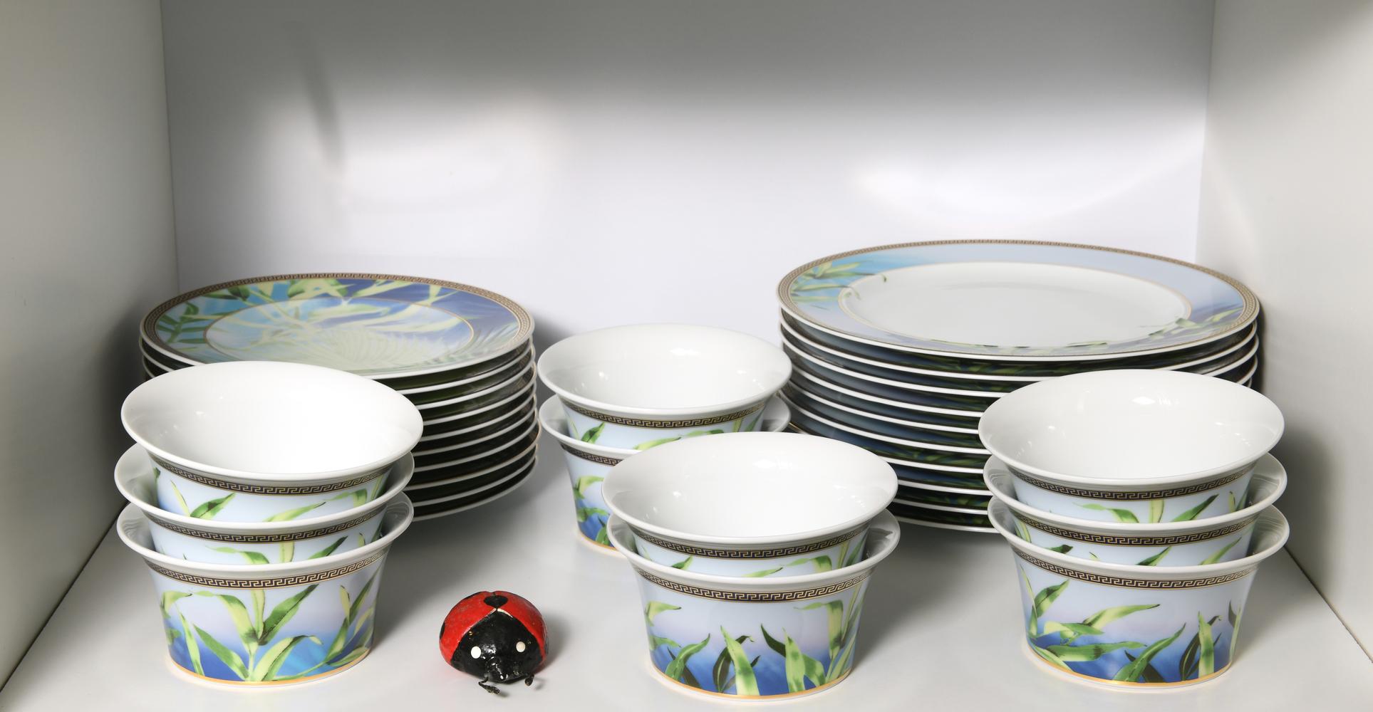 VERSACE ROSENTHAL ‘JUNGLE’ PORCELAIN TABLE SERVICE, 108 pieces - Image 5 of 8