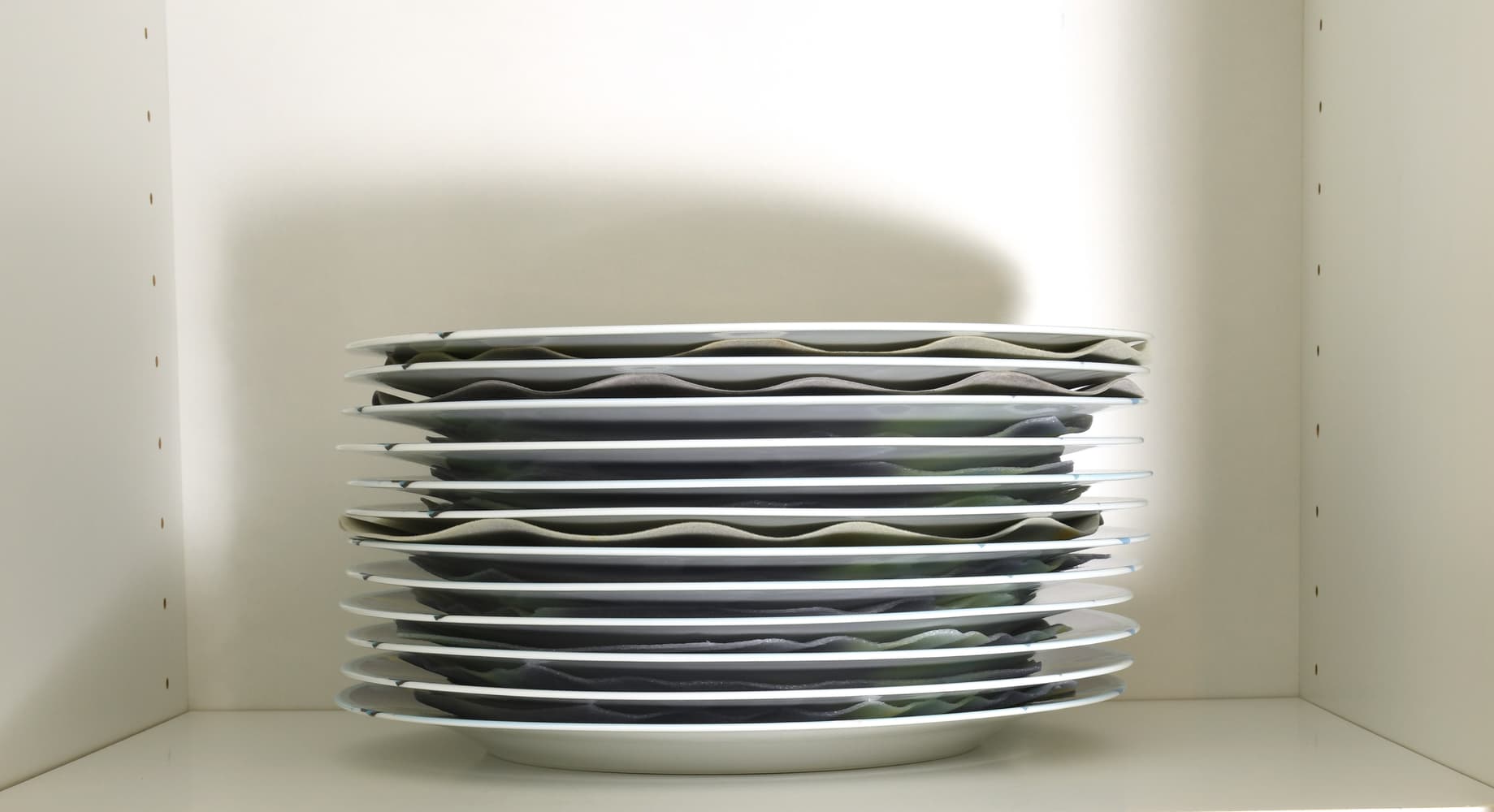 LEONARD PARIS ‘BORA BORA’ LIMOGES PORCELAIN TABLE SERVICE, 125 pieces - Image 4 of 9