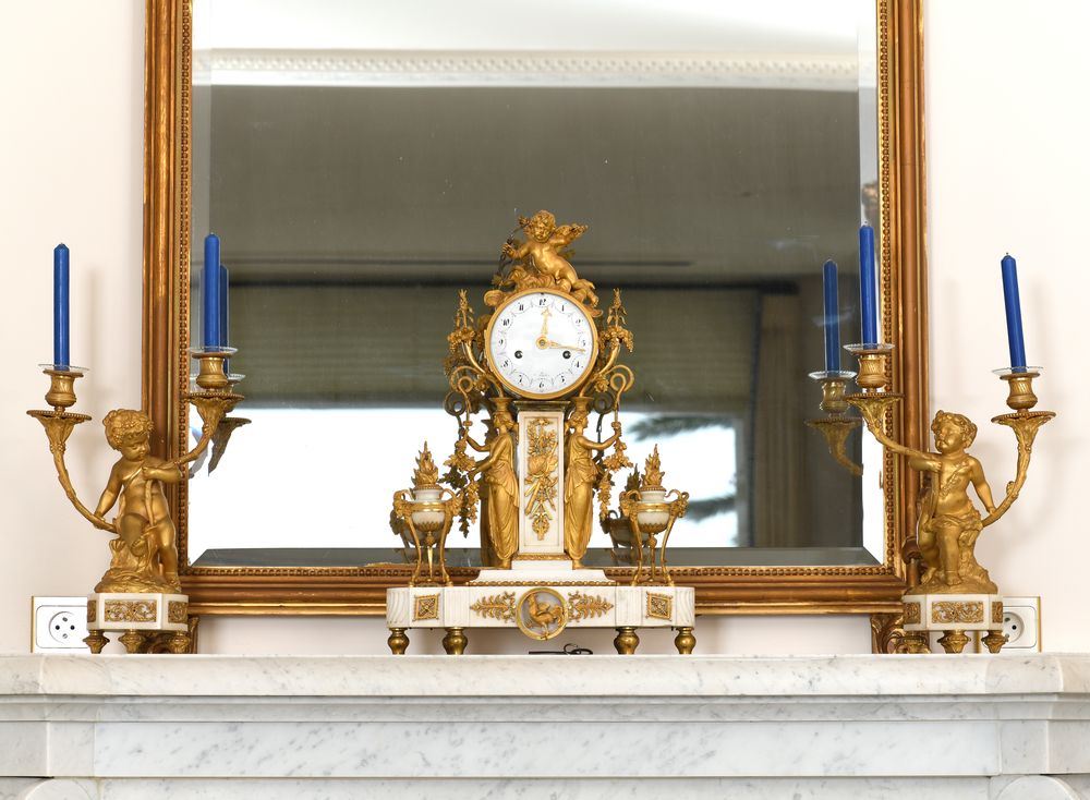 IMPORTANT FRENCH LOUIS XVI STYLE GILT BRONZE AND MARBLE MANTEL CLOCK, 19TH CENTURY - Image 3 of 3