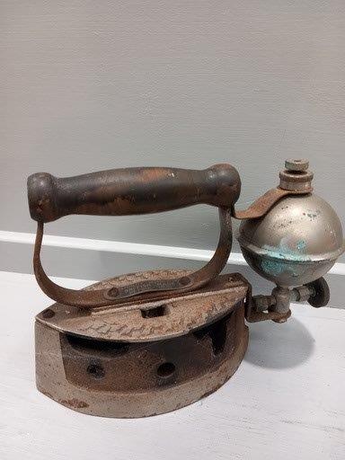 A Victorian Matchlite Selfheating British Made Petrol Iron & Brass Vase - Image 2 of 8