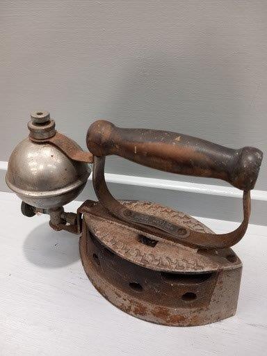 A Victorian Matchlite Selfheating British Made Petrol Iron & Brass Vase - Image 6 of 8