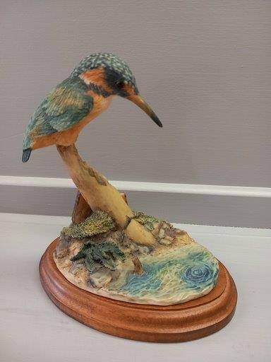 Border Fine Arts 'Kingfisher' Model No 043 By Ray Ayres On Wooden Base