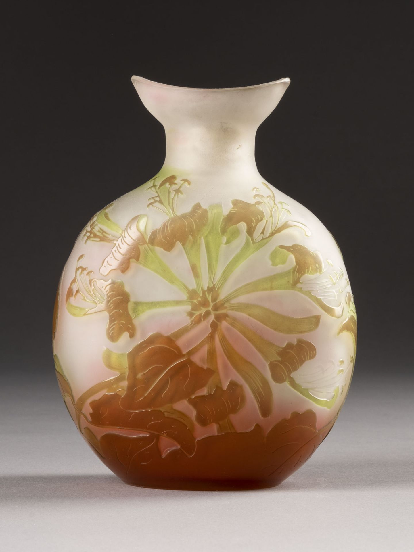 VASE MIT FLORALEM DEKOR