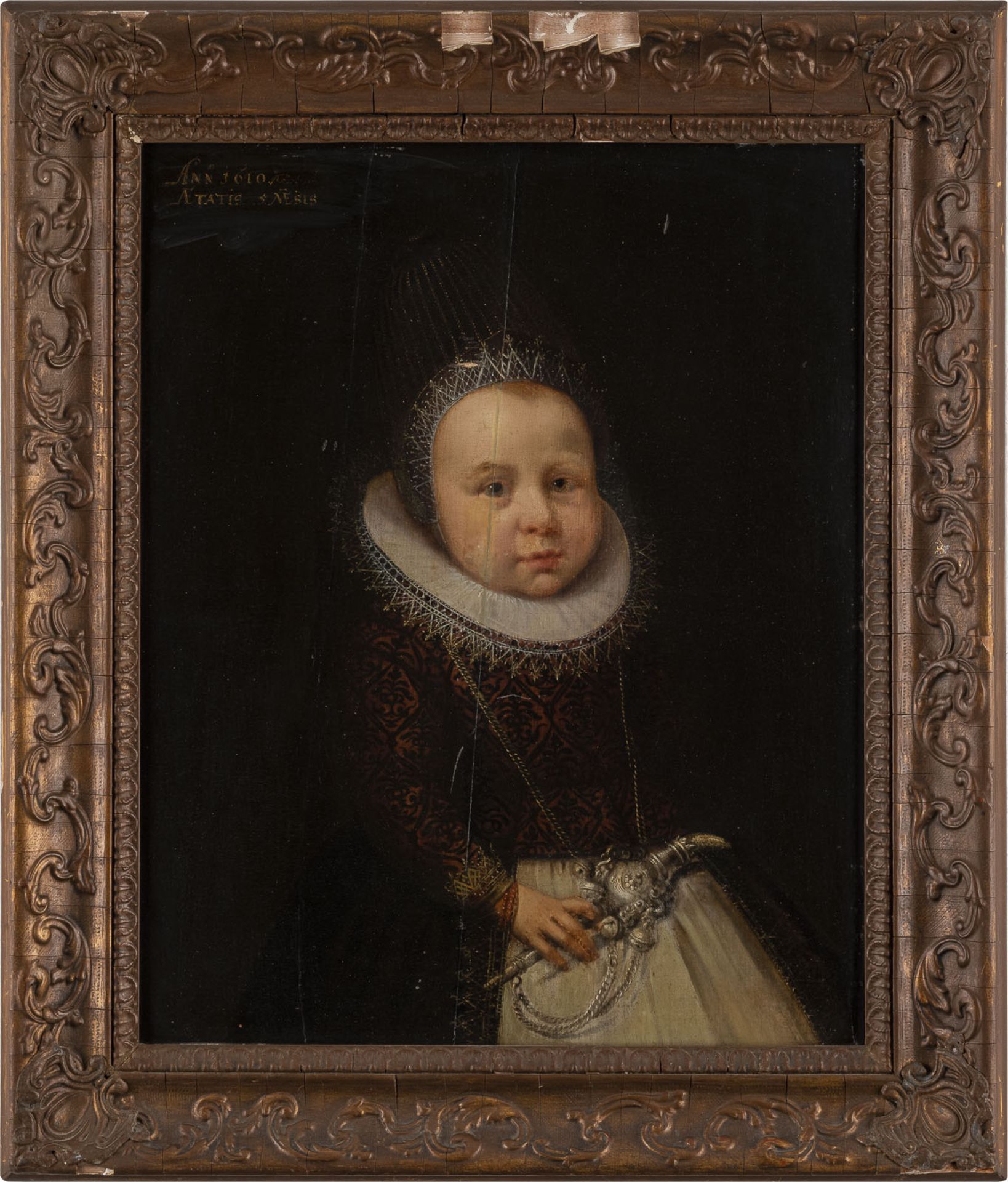 NIEDERLÄNDISCHE SCHULE, DATIERT 1610 PORTRAIT EINES JUNGEN MÄDCHENS IM ALTER VON FÜNF JAHREN - Bild 2 aus 3