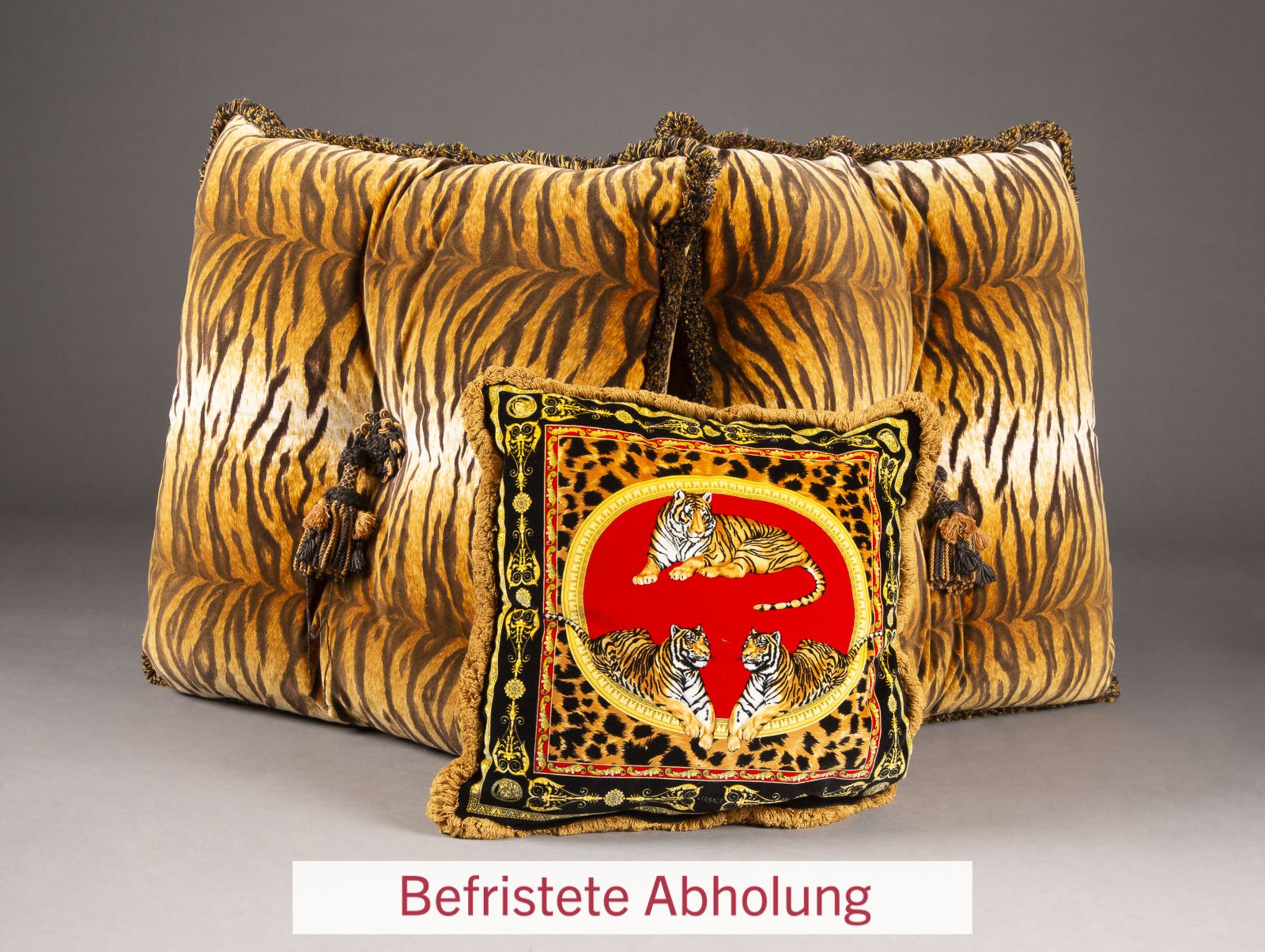 Drei 'Versace'-Kissen mit Tiger-Print