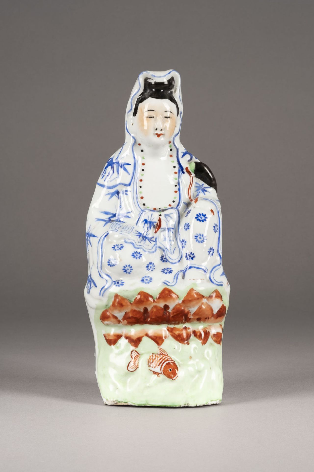 EINE STATUE VON GUANYIN AUS PORZELLAN