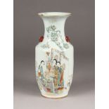 EINE QIANJIANG VASE DEKORIERT MIT FIGUREN