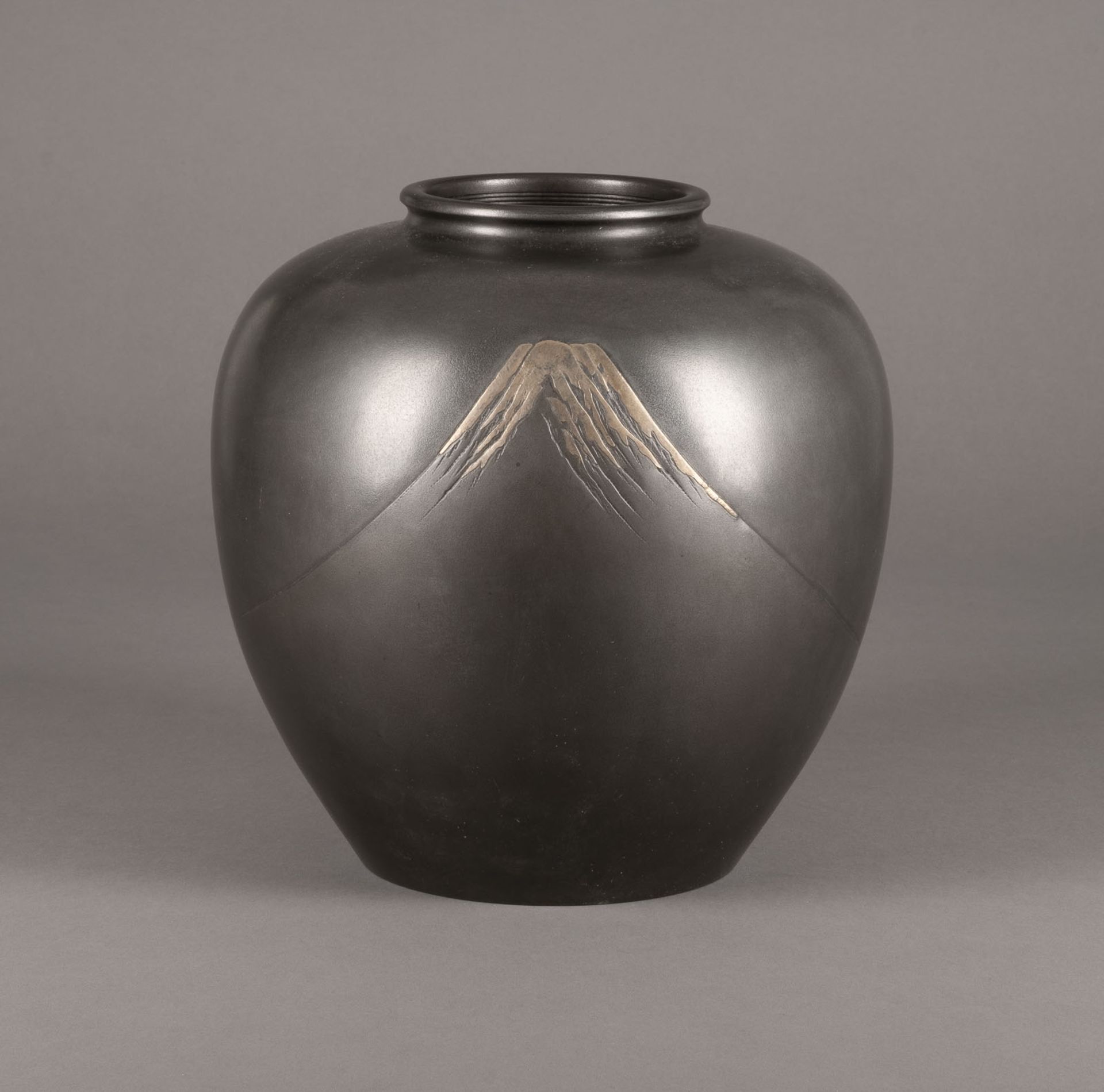 EINE VASE AUS KUPFERLEGIERUNG DEKORIERT MIT FUJI