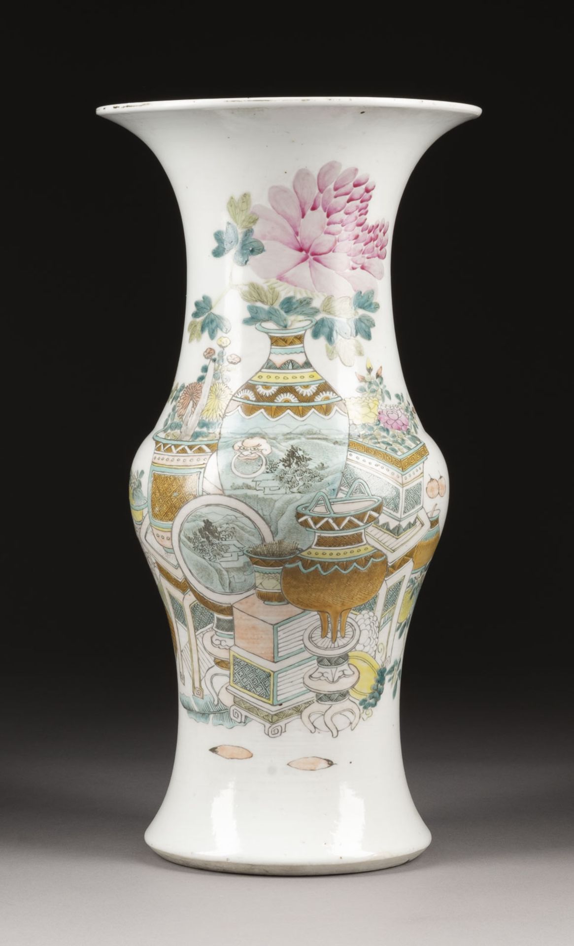 XU PINHENG ZUGESCHRIEBEN, EINE QIANJIANG VASE DEKORIERT MIT ANTIQUITÄTEN