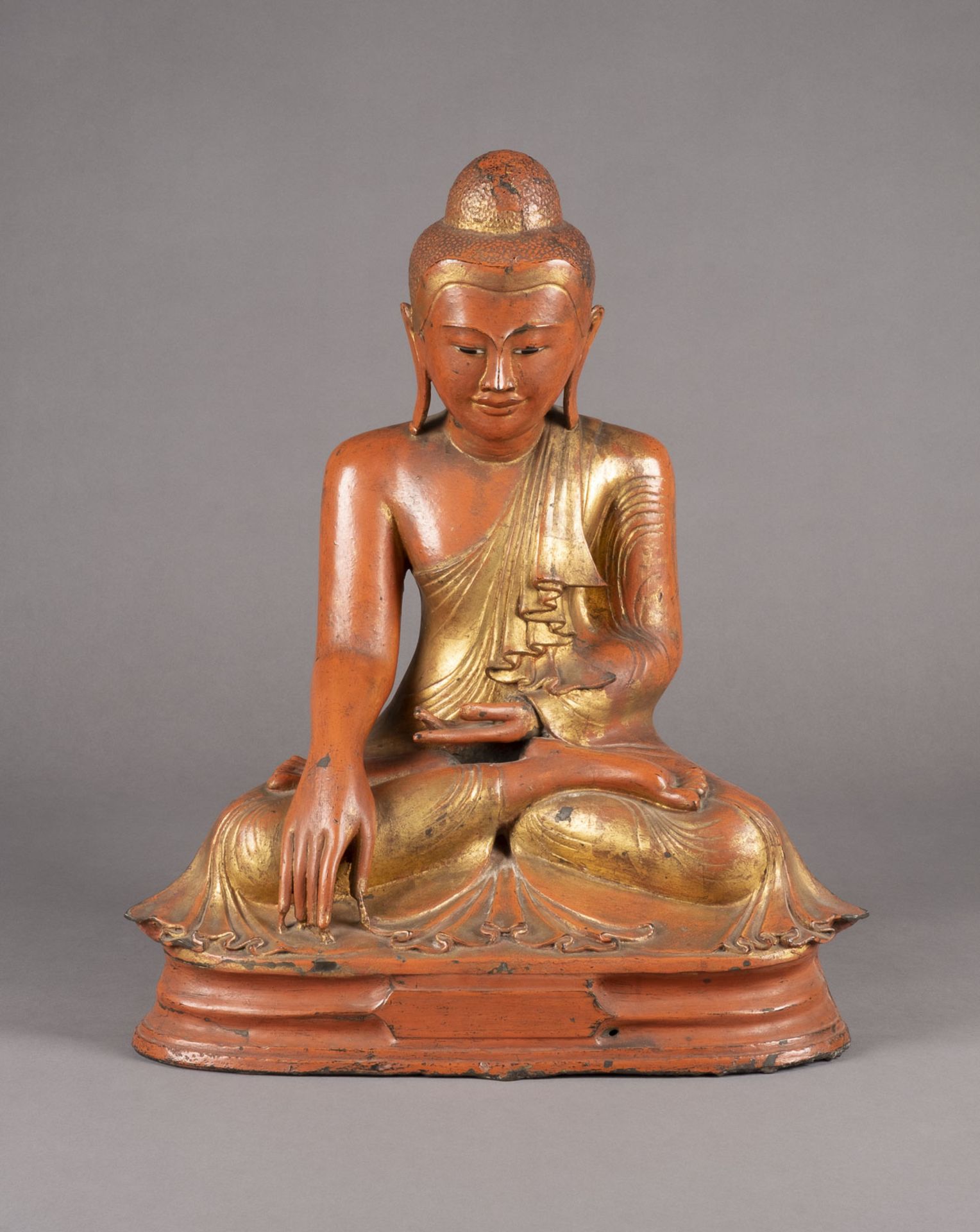 EINE SITZENDE STATUE VON SHAKYAMUNI AUS BRONZE