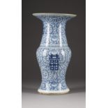 EINE BLAU-WEISSE GU VASE DEKORIERT MIT DEM SCHRIFTZEICHEN XI