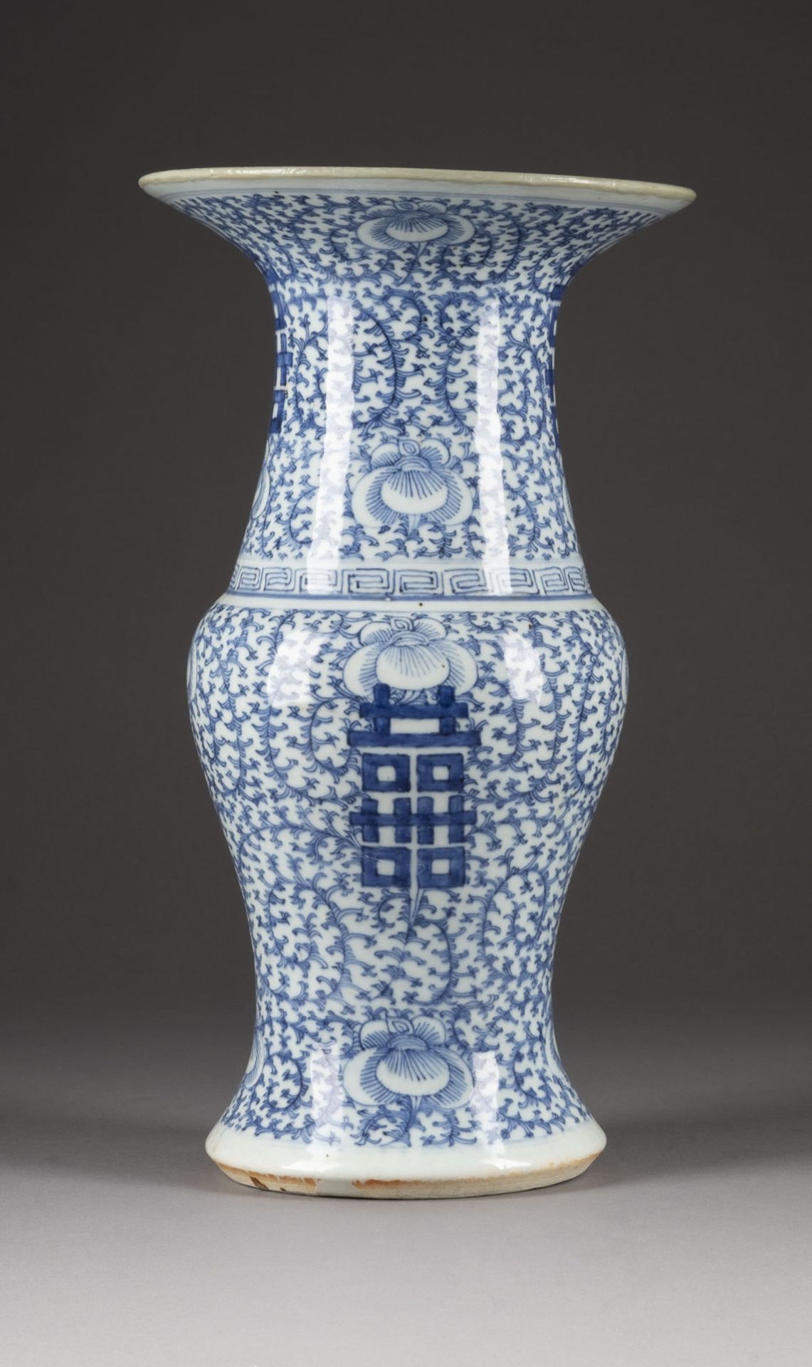 EINE BLAU-WEISSE GU VASE DEKORIERT MIT DEM SCHRIFTZEICHEN XI