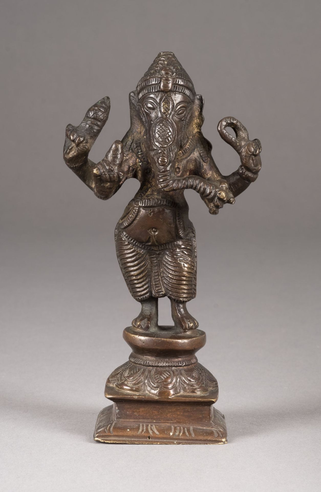 EINE STEHENDE STATUE VON GANESHA AUS BRONZE