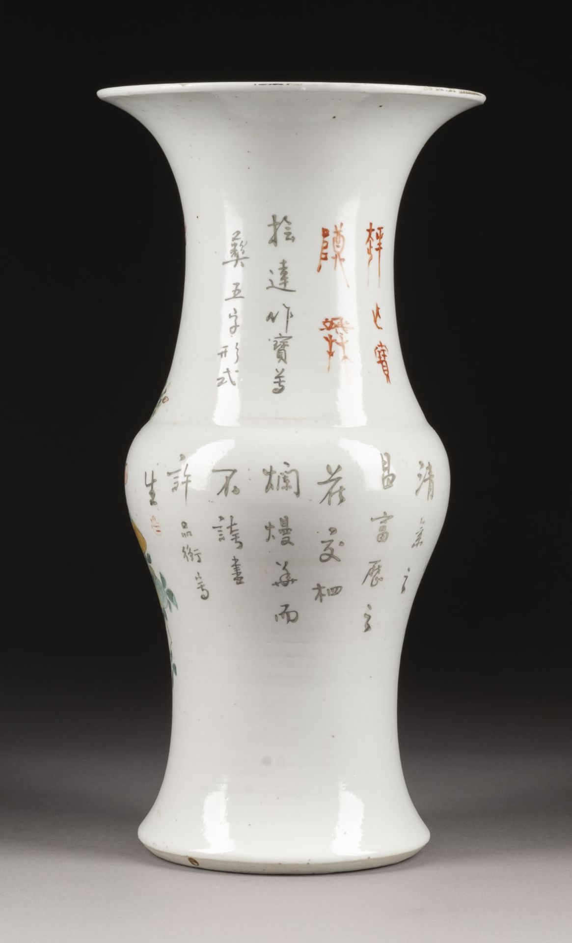 XU PINHENG ZUGESCHRIEBEN, EINE QIANJIANG VASE DEKORIERT MIT ANTIQUITÄTEN - Image 2 of 3