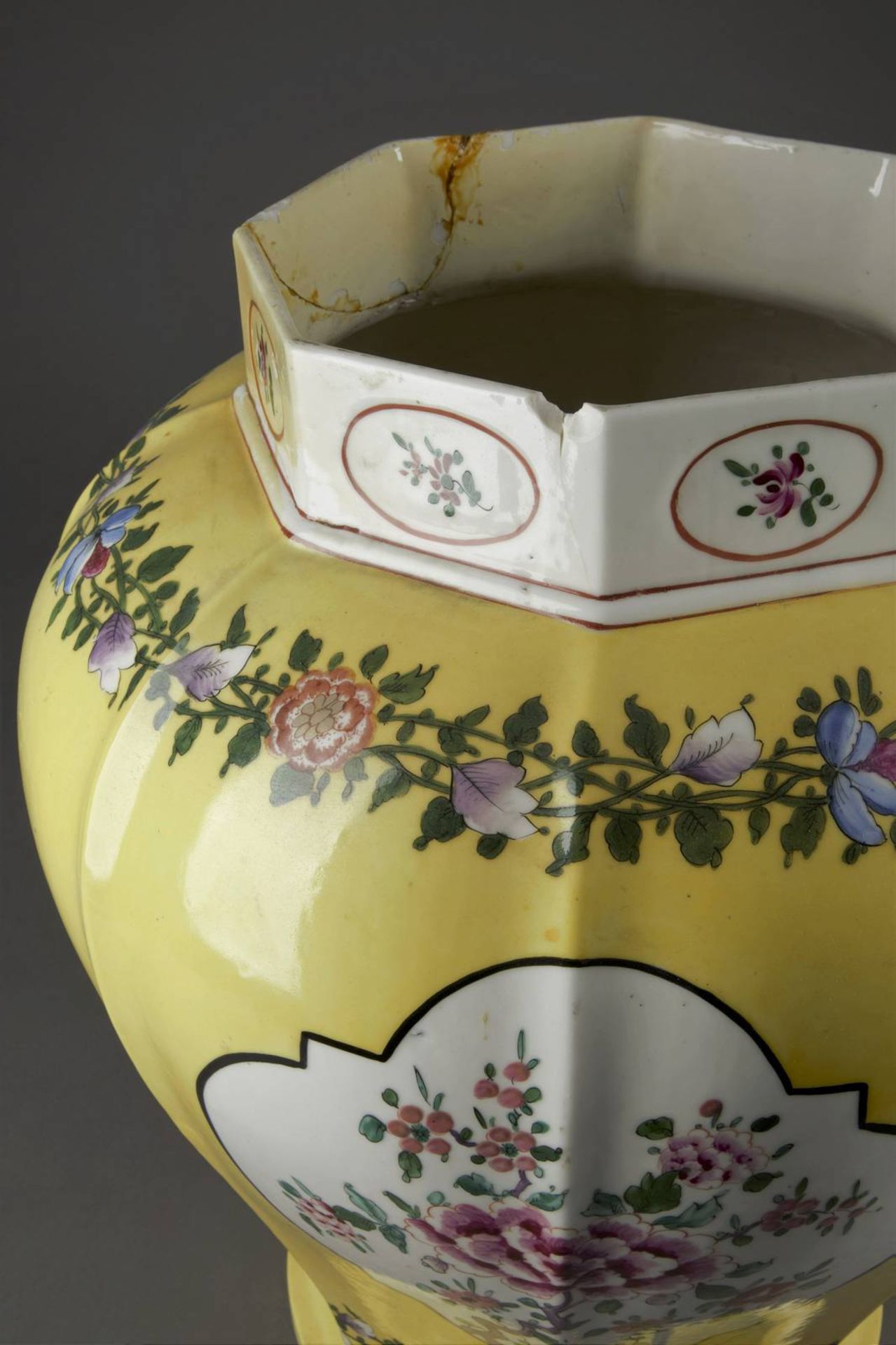 A YELLOW-GROUND FAMILLE ROSE JAR AND COVER - Image 3 of 4