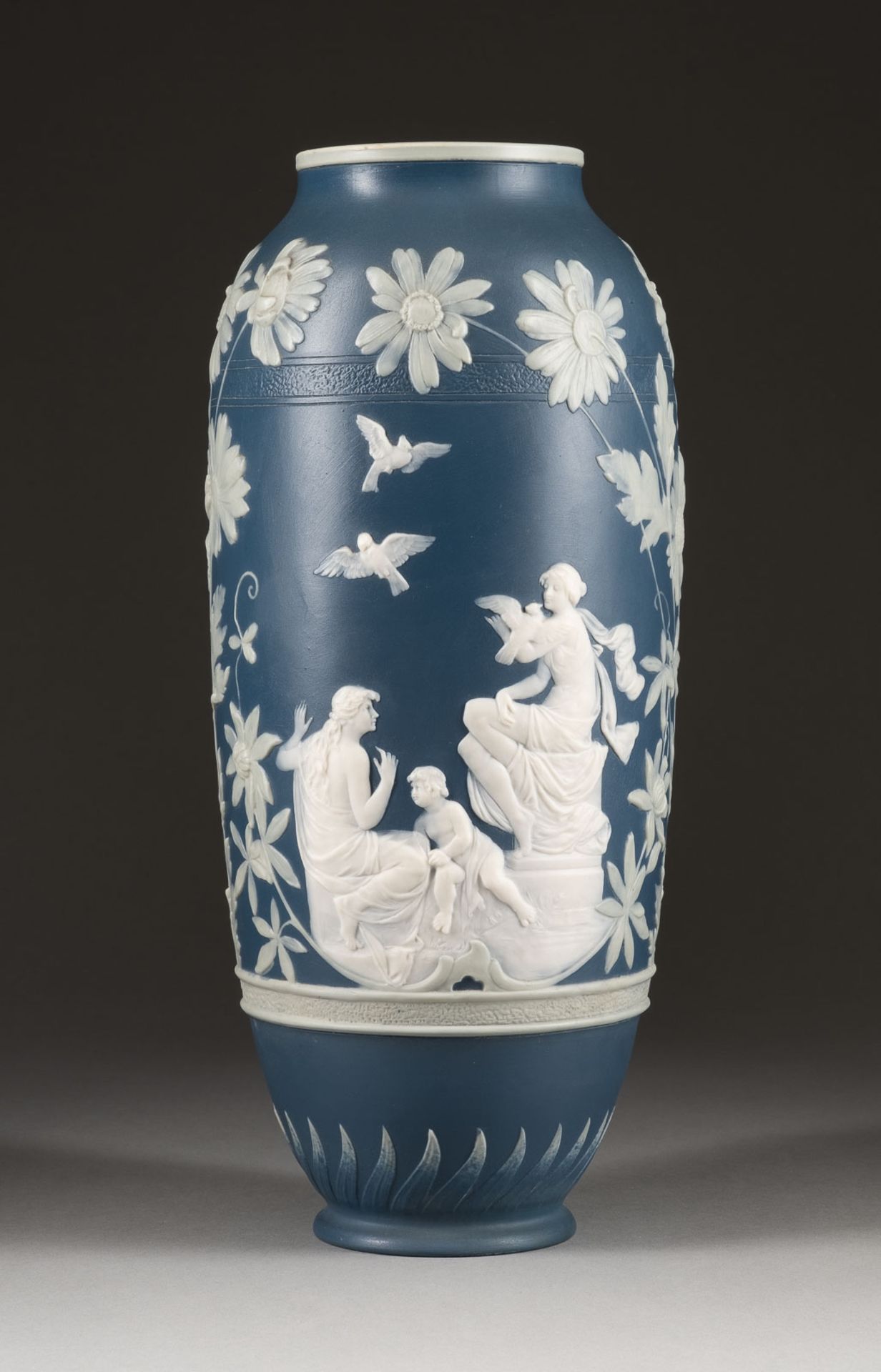 JOHANN BAPTIST STAHL VASE MIT ANTIKISIERENDEN MOTIVEN