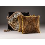 DREI KISSEN MIT LEOPARDENPRINT