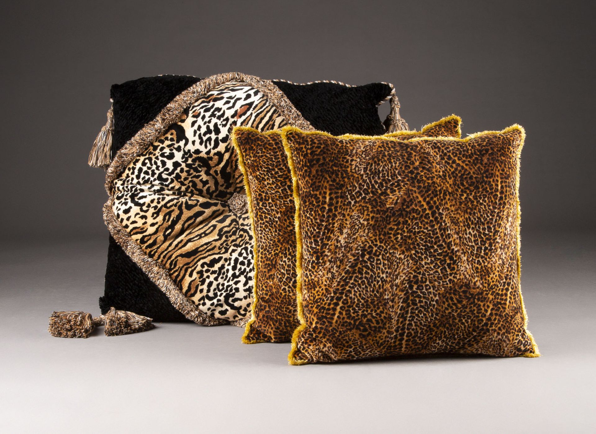 Drei Kissen mit Leopardenprint