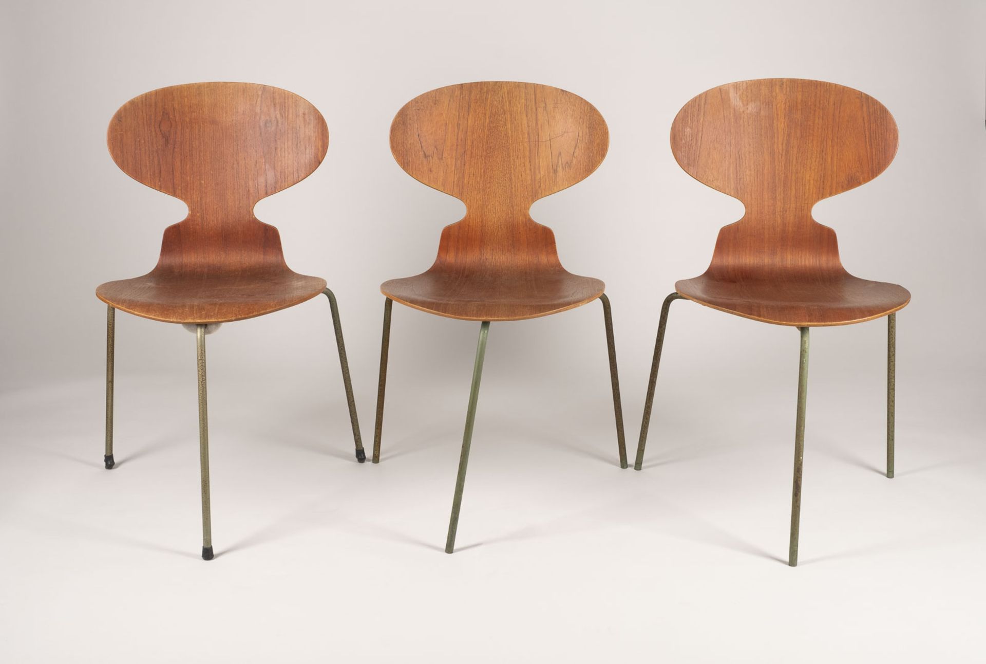 ARNE JACOBSEN DREI STÜHLE 'AMEISE' MODELL '3100'