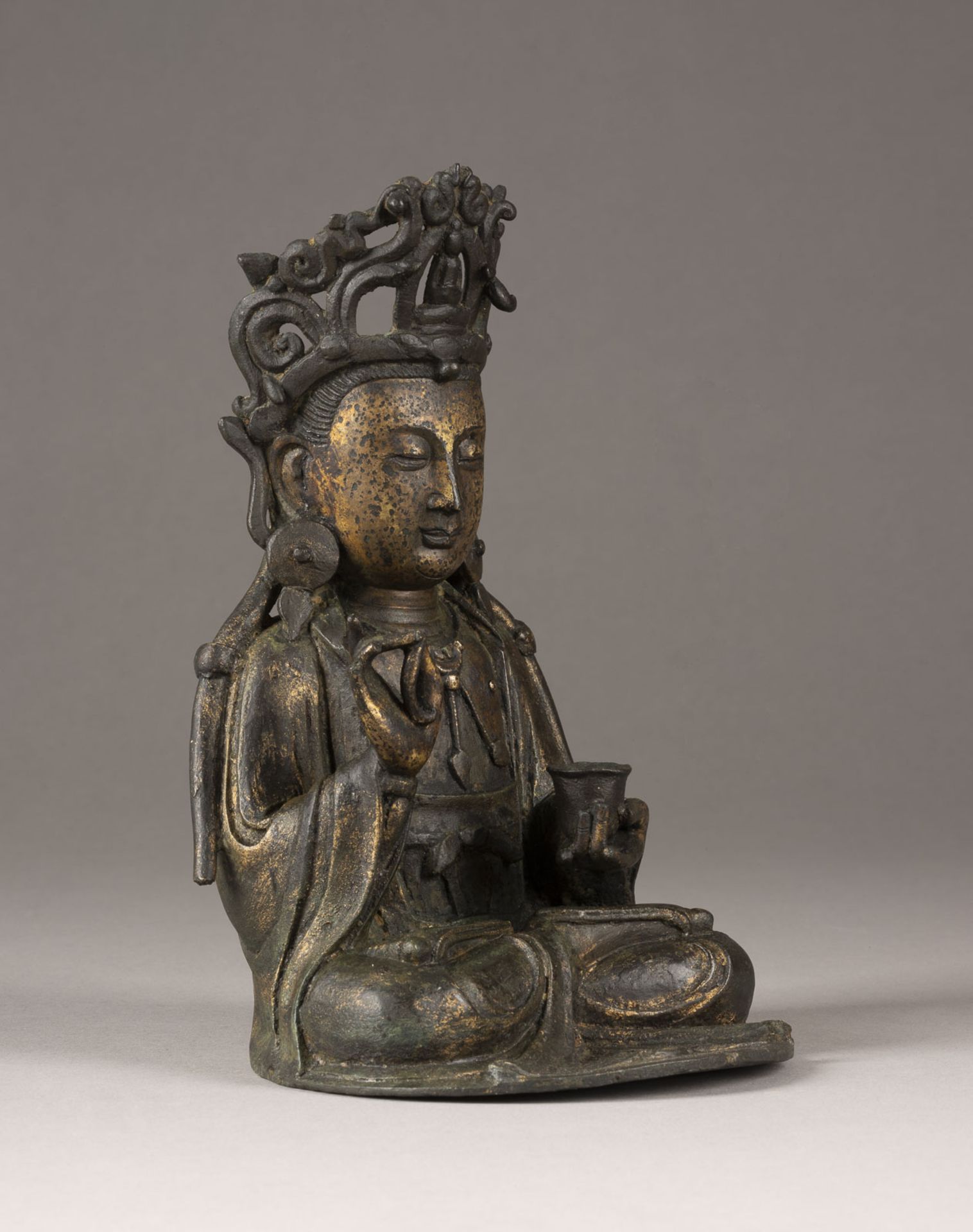 EINE SITZENDE STATUE VON GUANYIN AUS BRONZE - Image 6 of 6