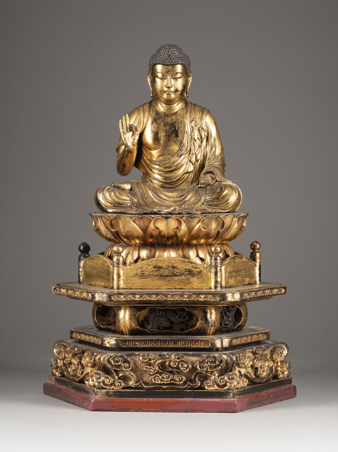 EINE SITZENDE FIGUR VON AMITABHA AUS LACKIERTEM HOLZ