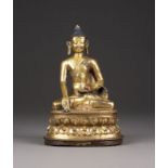 EINE VERGOLDETE SITZENDE FIGUR VON SHAKYAMUNI AUS BRONZE