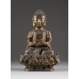 EINE SITZENDE STATUE VON SHAKYAMUNI AUS BRONZE