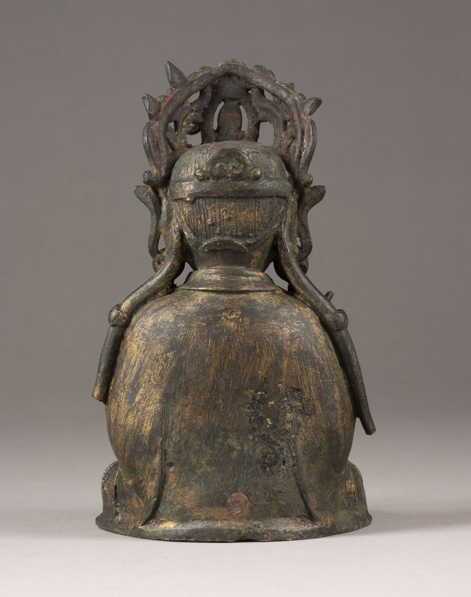 EINE SITZENDE STATUE VON GUANYIN AUS BRONZE - Image 4 of 6