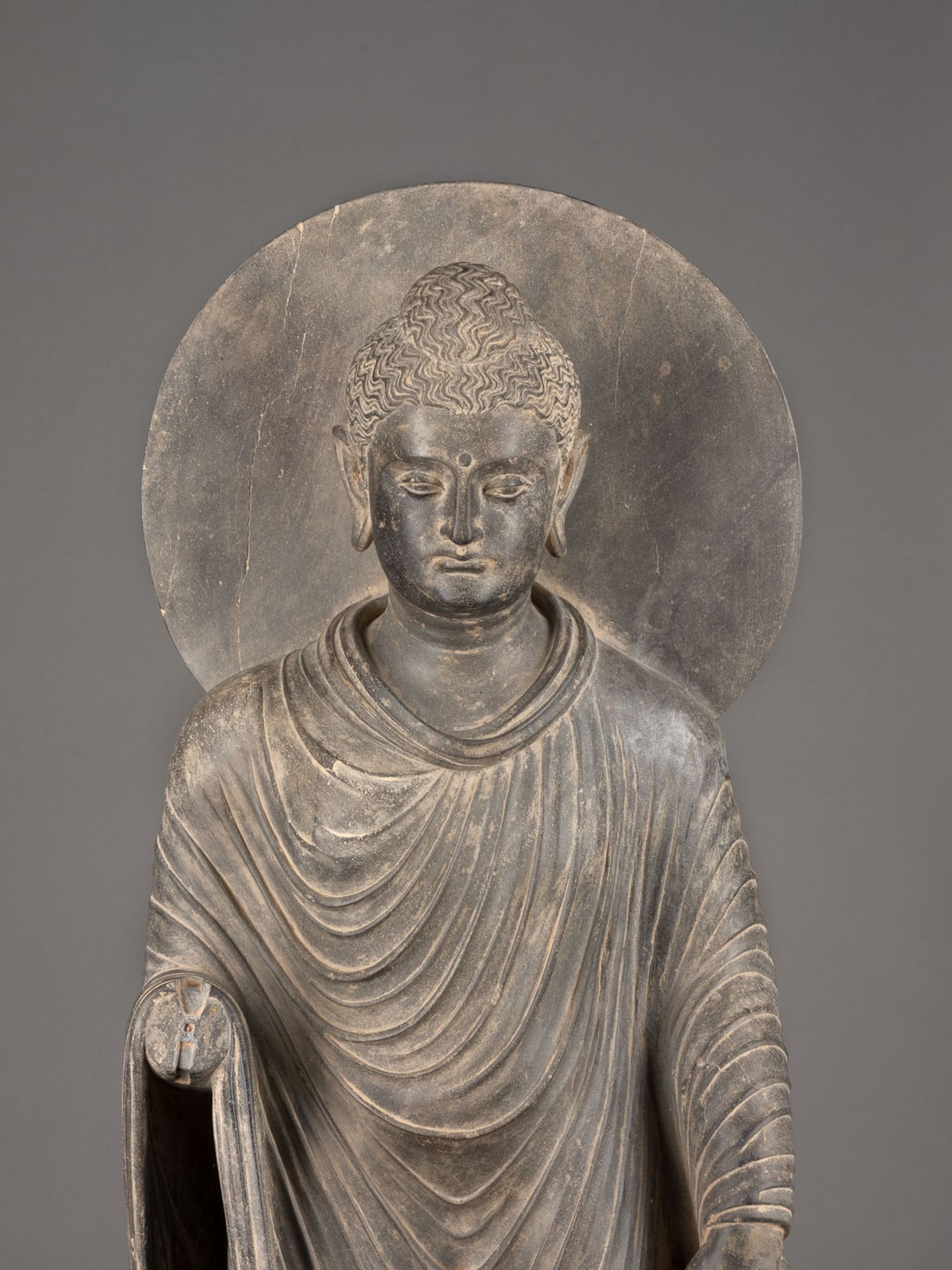 EINE STATUE VON BUDDHA AUS SCHIEFER - Bild 2 aus 2