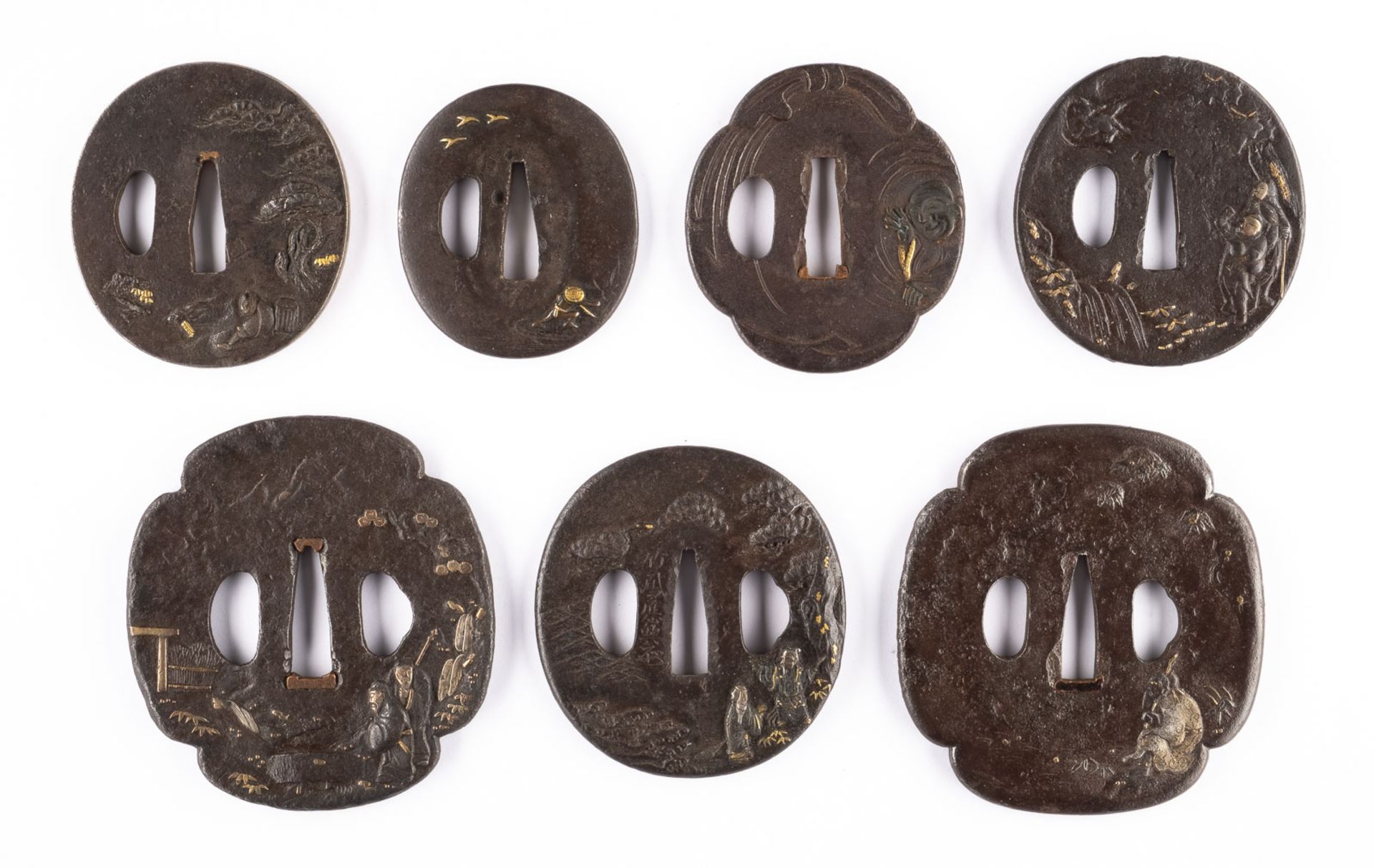 SIEBEN TSUBA MIT FIGÜRLICHEN DARSTELLUNG AUS EISEN (SCHWERTWÄCHTER)