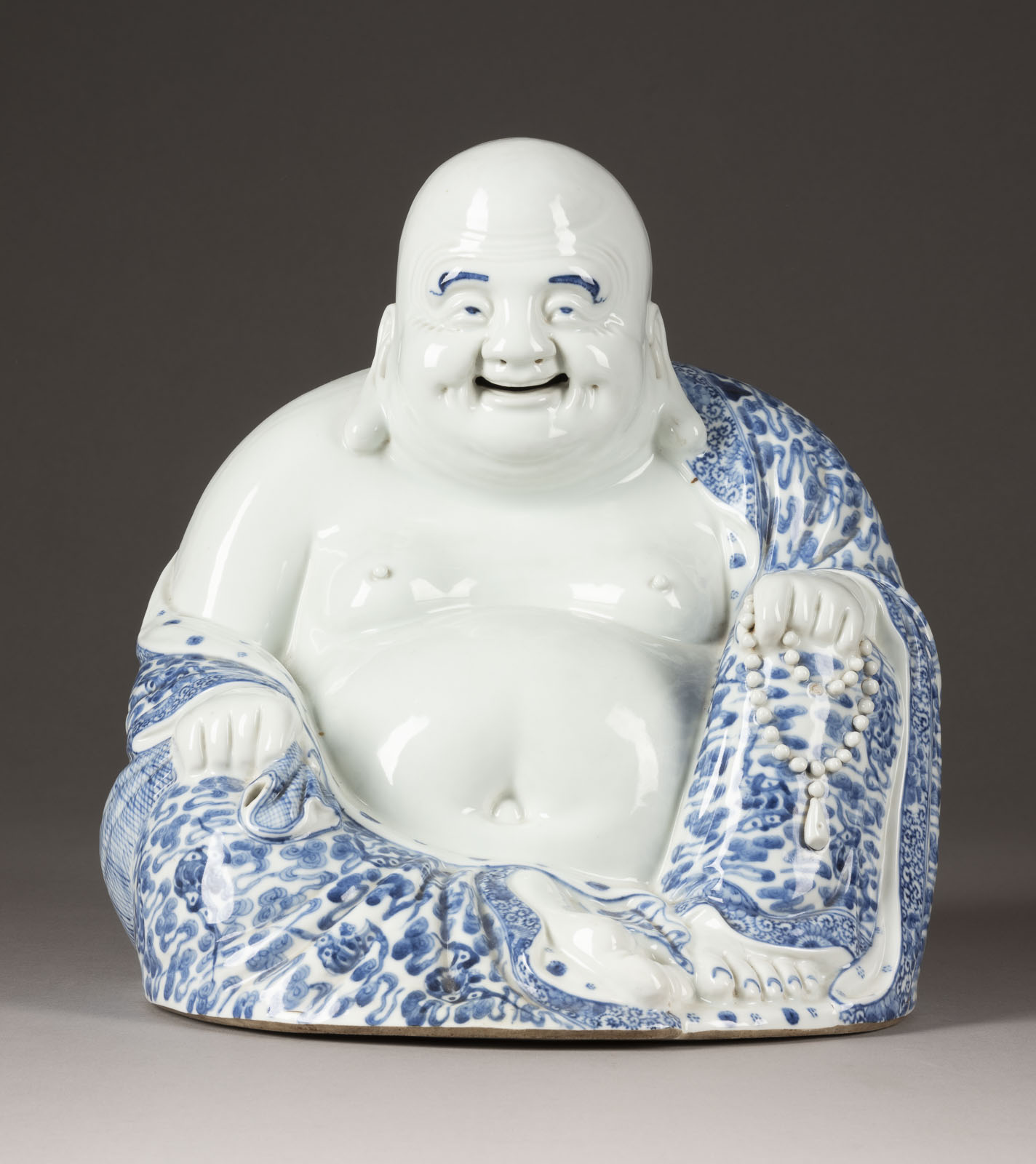 WEI HONGTAI ZUGESCHRIEBEN, EINE BLAU-WEISSE SITZENDE FIGUR VON BUDAI