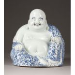 WEI HONGTAI ZUGESCHRIEBEN, EINE BLAU-WEISSE SITZENDE FIGUR VON BUDAI