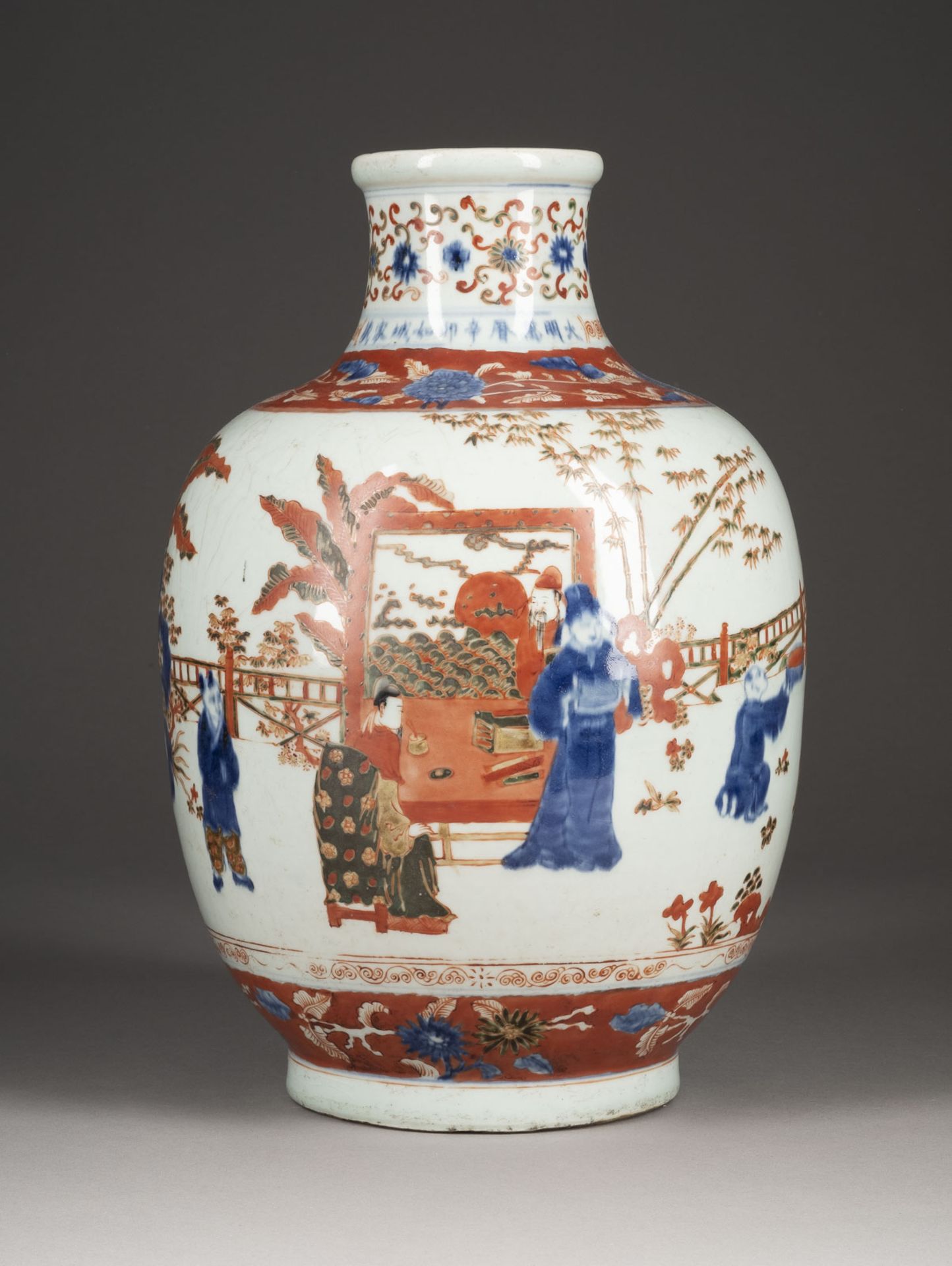 EINE BLAU-WEISSE UND POLYCHROME BEMALTE VASE DEKORIERT MIT FIGUREN - Bild 2 aus 2