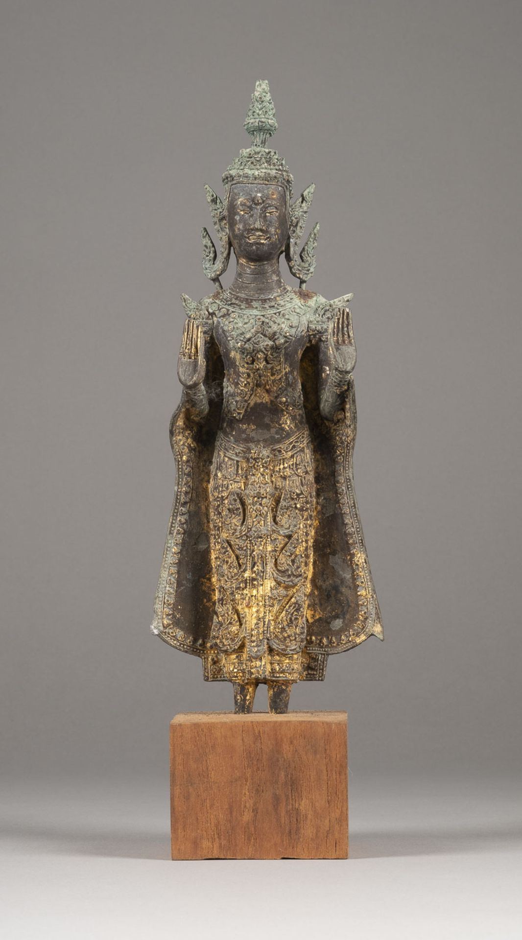 EINE STEHENDE FIGUR VON BUDDHA AUS BRONZE