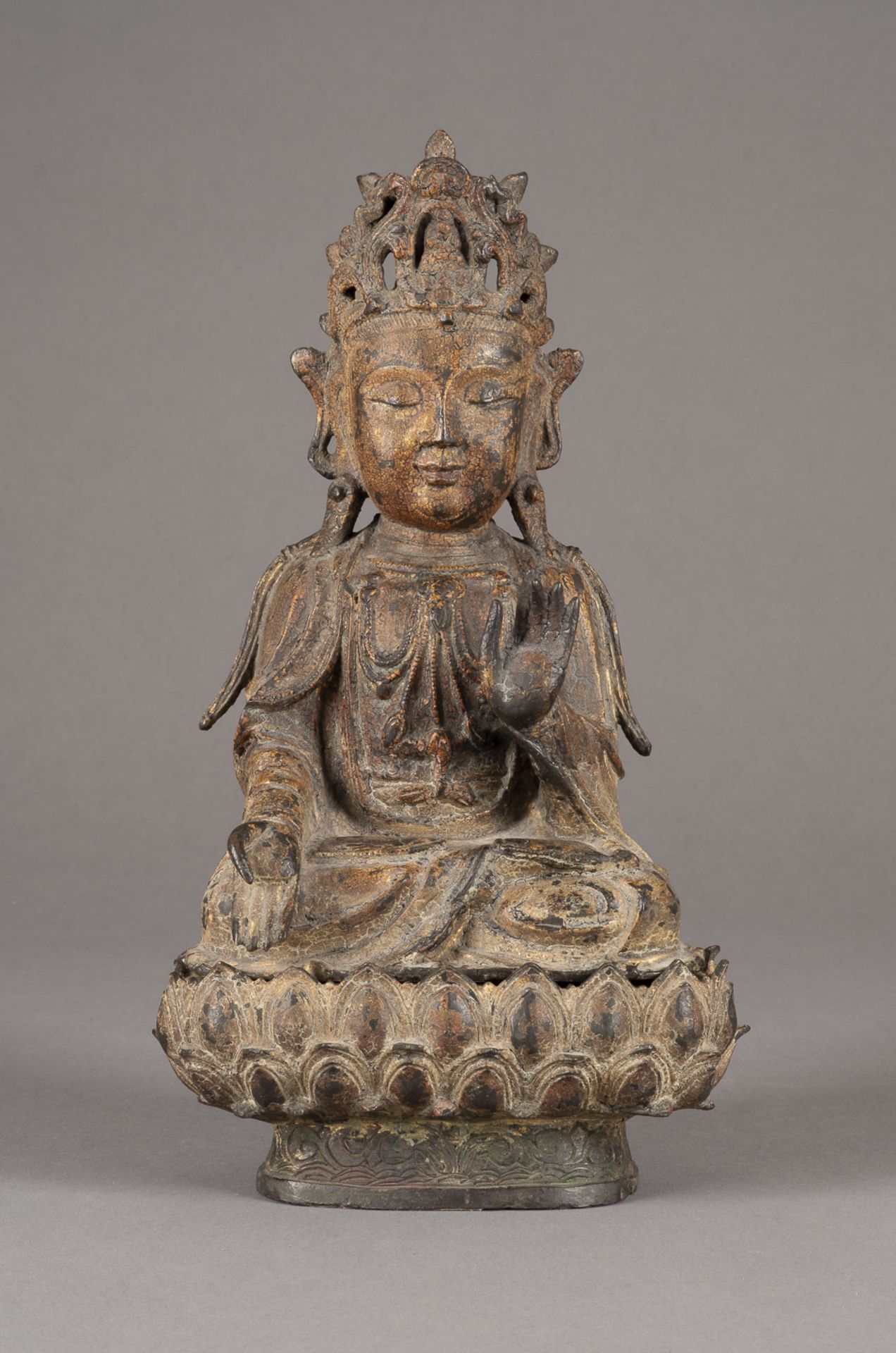 EINE SITZENDE STATUE VON GUANYIN AUS BRONZE