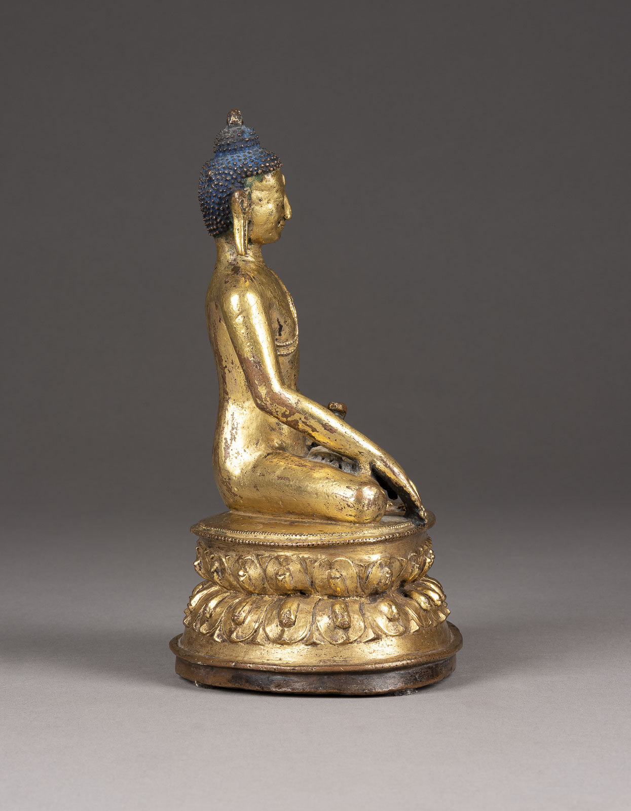 EINE VERGOLDETE SITZENDE FIGUR VON SHAKYAMUNI AUS BRONZE - Image 2 of 4