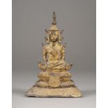 EINE VERGOLDETE SITZENDE FIGUR VON BUDDHA AUS KUPFERLEGIERUNG